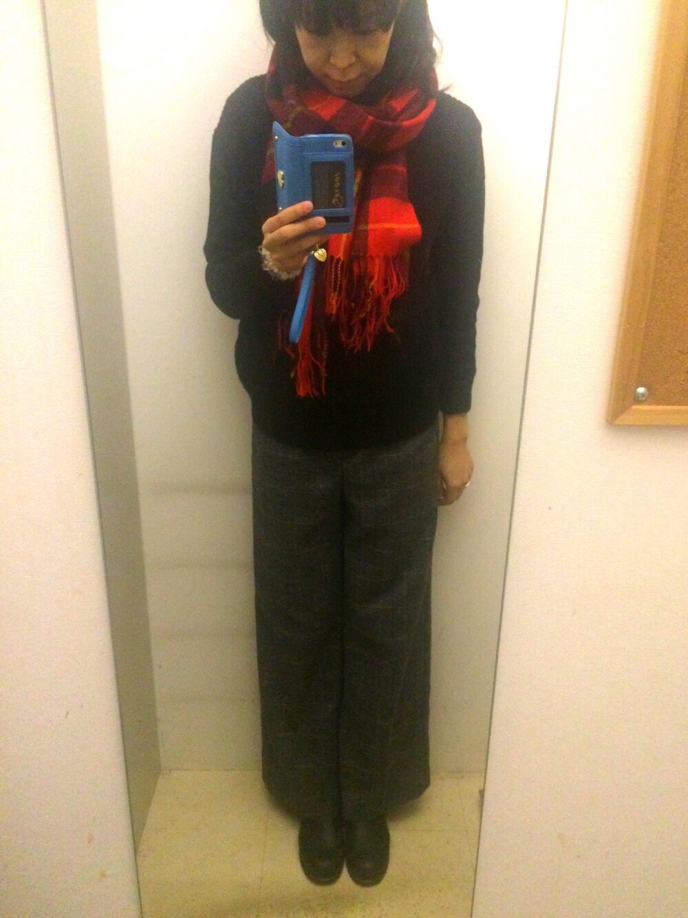 ブラック系のその他パンツ、ブラック系のブーツ、ブラック系のニット/セーターを着用したレディースの冬コーディネートの1枚目の写真