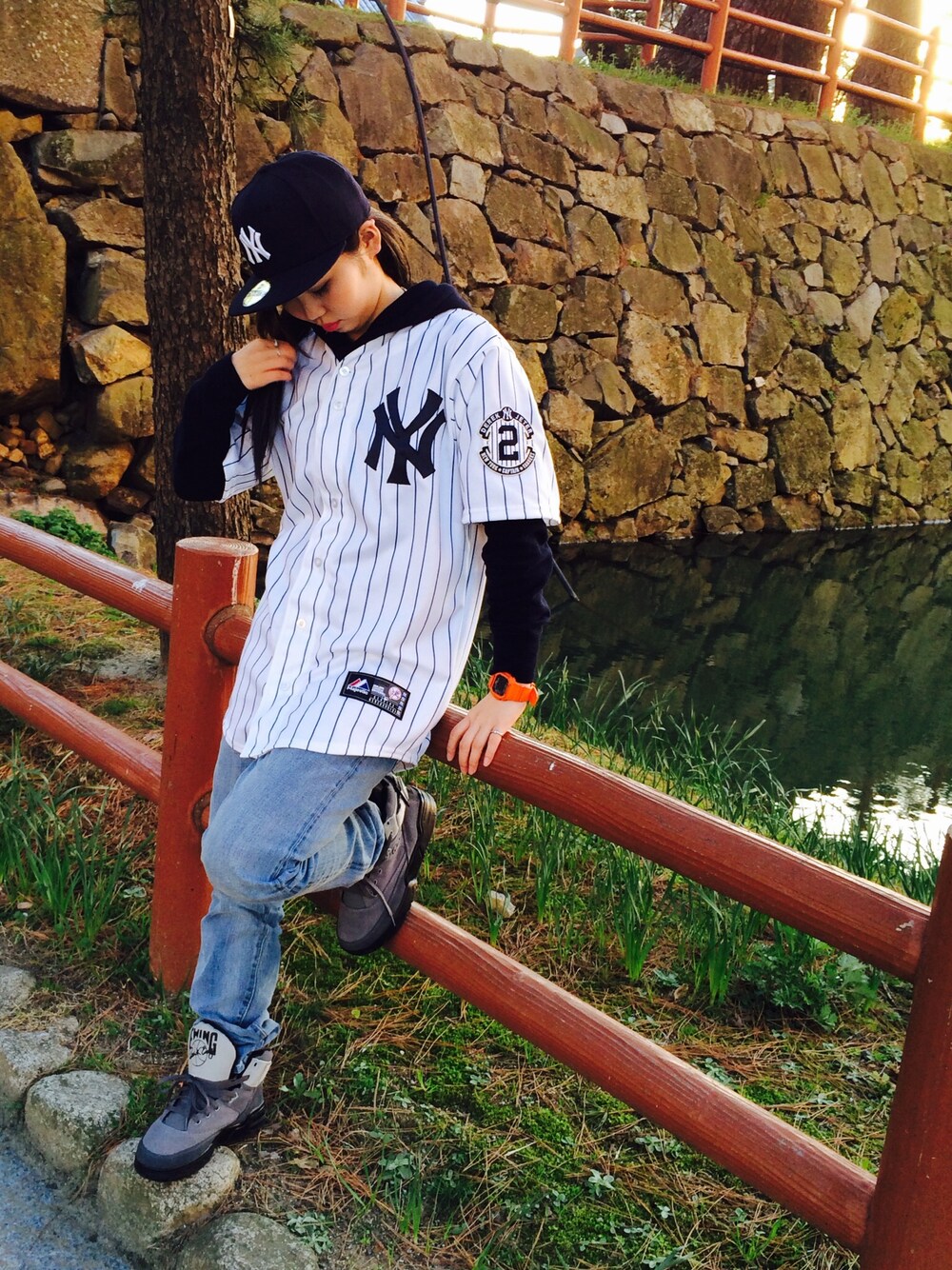 「NEW ERA、NY、ネイビー、ベースボールシャツ、Blow、ewing、グレー、G-SHOCK、street」｜「UNIQLOのアイテム（パーカー、ブルー系）」を使った、enyatonさん（レディース・163cm）の春コーディネートの1枚目の写真