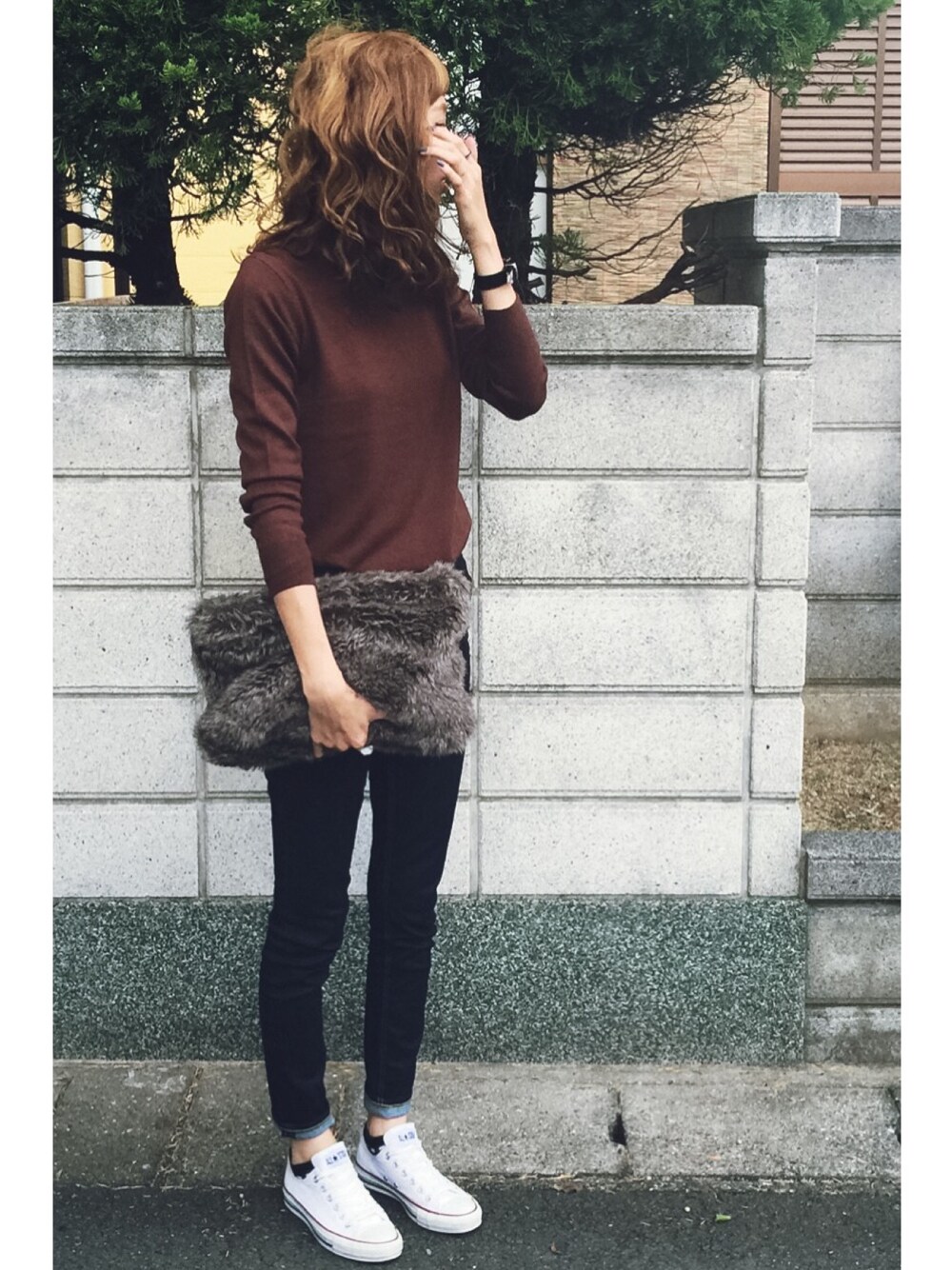 「moussy、秋冬コーデ、casual、セーター、ブラウンニット、オトナカジュアル、シンプルコーデ、クラッチバッグ、WEGO、パンツ」｜「CONVERSEのCONVERSE / CVS ALL STAR OX（スニーカー、ホワイト系）」を使った、maichinさん（レディース・178cm）の秋コーディネートの1枚目の写真