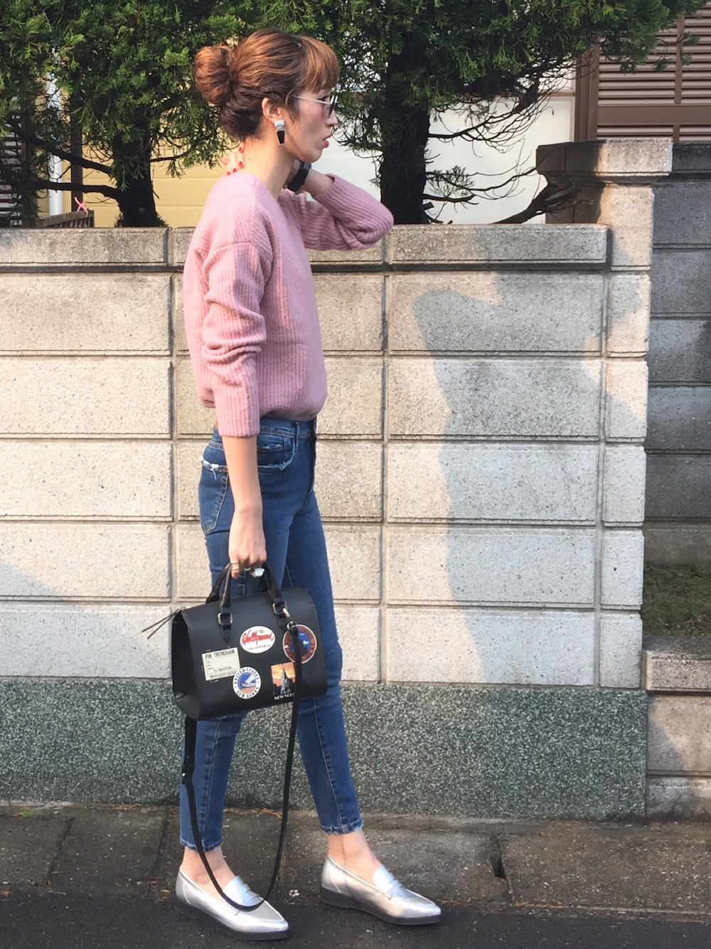 「休日スタイル、カジュアルコーデ、オトナカジュアル、シンプルコーデ、デニム、ピンクニット、outfit、お団子ヘアー、ZARA、ローファー」｜「ORiental TRafficの【Seventeen 11月号掲載】秋冬新作★厚底ポインテッドローファー★5310（ローファー、シルバー系）」を使った、maichinさん（レディース・178cm）の冬コーディネートの1枚目の写真