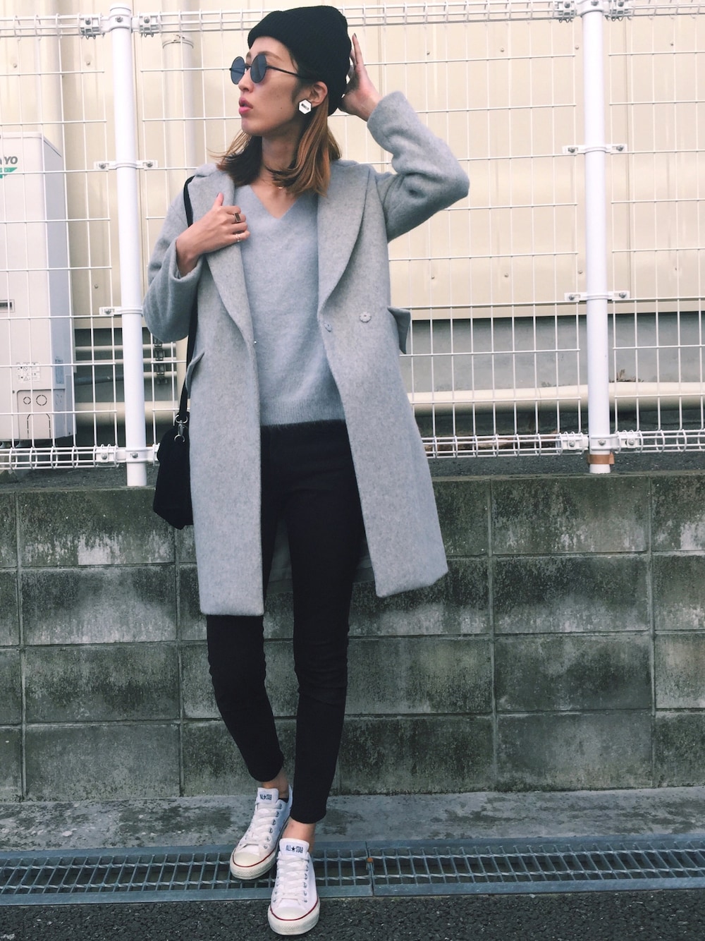 「TONAL、チェスターコート、ニット、秋冬コーデ、classy、シンプルコーデ、オトナカジュアル、ゆるコーデ、秋のコーデ、コンバース」｜「CONVERSEのCONVERSE / CVS ALL STAR OX（スニーカー、ホワイト系）」を使った、maichinさん（レディース・178cm）の秋コーディネートの1枚目の写真