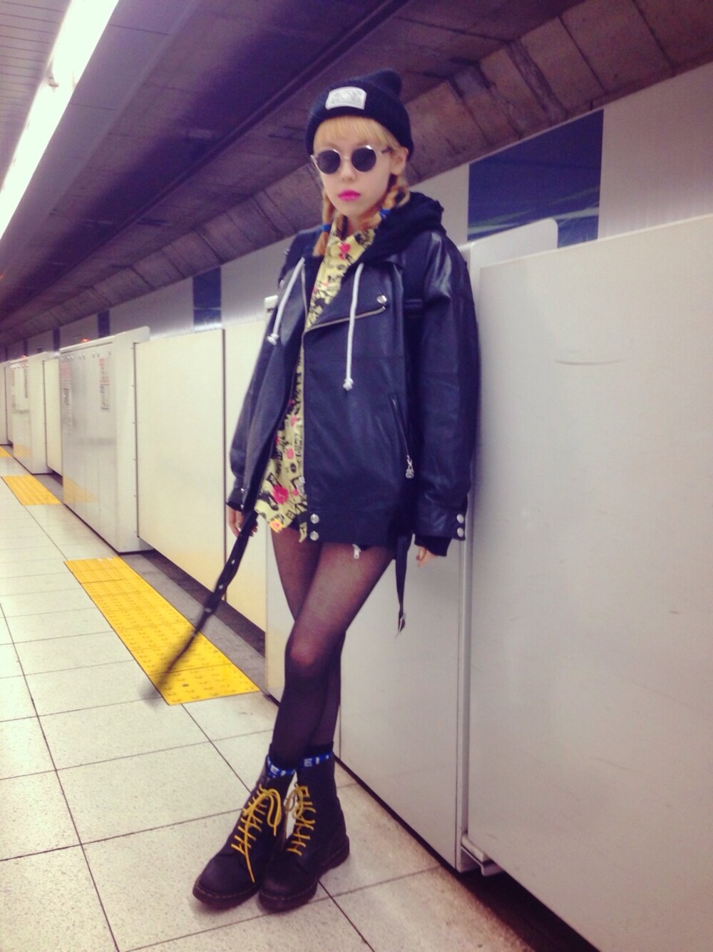 「ニットワッチ、パーカー、Aymmy in the batty girls」｜「atmos/atmos girlsのDr.Martens 1490 10HOLE BOOTS [ドクターマーチン 1490 10ホール　ブーツ]（ブーツ）」を使った、瀬戸あゆみさん（レディース・152cm）の春コーディネートの1枚目の写真