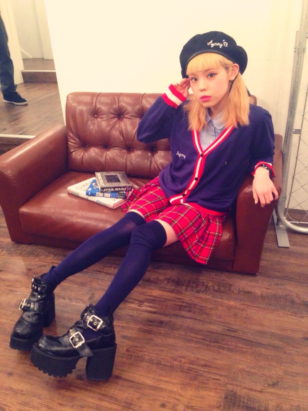 「カーディガン、ベレー帽、スクールガール、Aymmy in the batty girls」｜「【PUNK CAKE】vintage PENDLETONチェックスカート（スカート、レッド系）」を使った、瀬戸あゆみさん（レディース・152cm）の春コーディネートの1枚目の写真