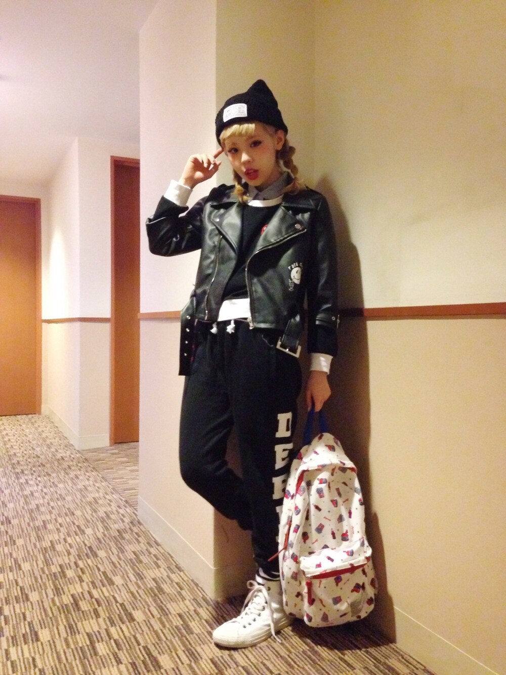 「スウェット、セットアップ、ライダース、旅行、Aymmy in the batty girls」｜「CONVERSEのCONVERSE ALL WHITE（スニーカー、ホワイト系）」を使った、瀬戸あゆみさん（レディース・152cm）の春コーディネートの1枚目の写真