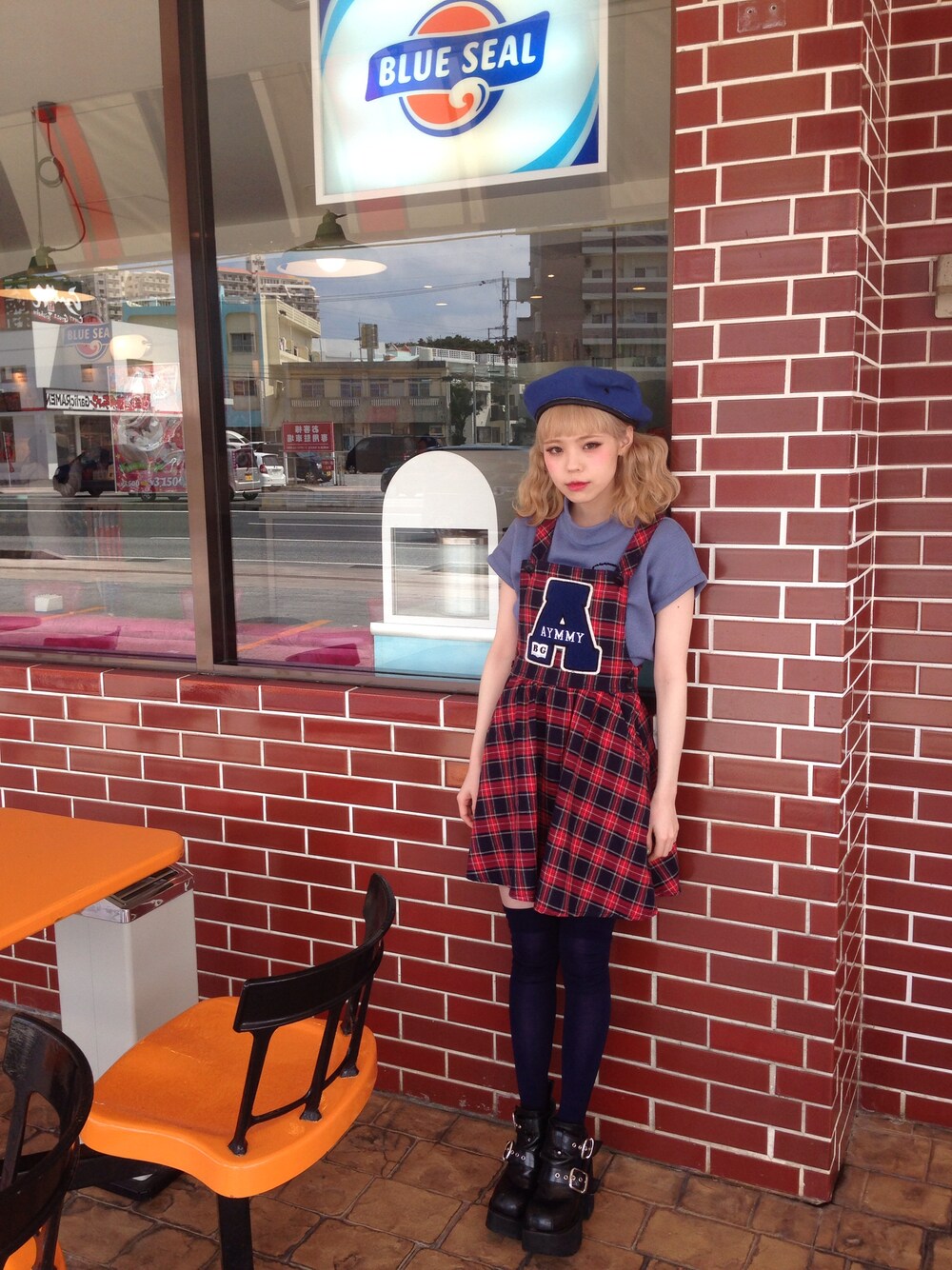 「チェック、ベレー帽、ジャンパースカート、厚底シューズ、Aymmy in the batty girls」｜「Aymmy in the batty girlsのBAD STUDENT JUMPER SKIRT（オールインワン・サロペット、レッド系）」を使った、瀬戸あゆみさん（レディース・152cm）の春コーディネートの1枚目の写真