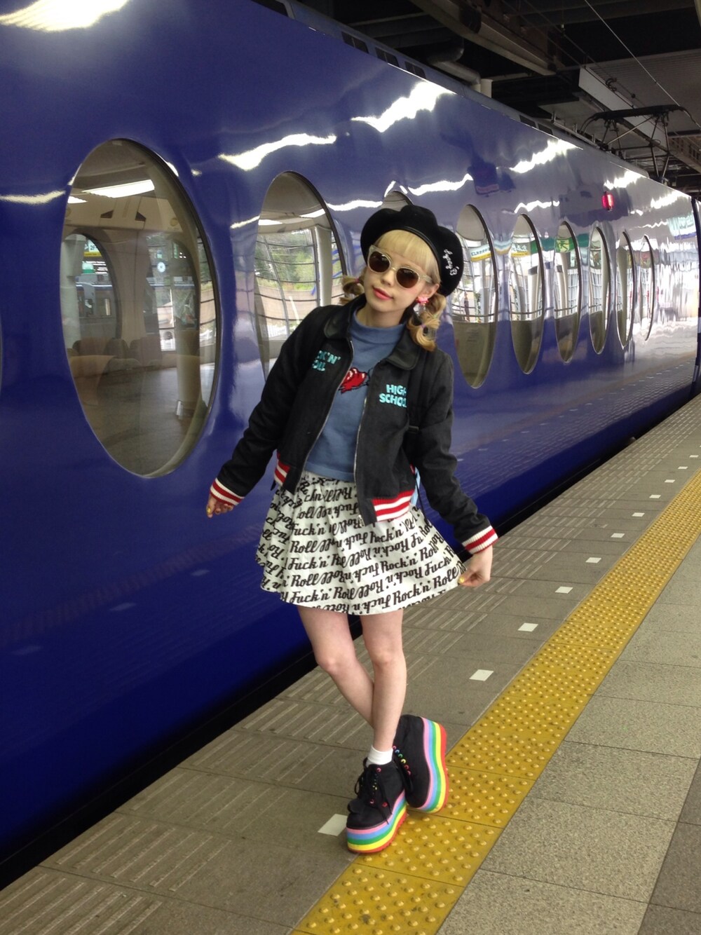 「ブルゾン、ベレー帽、厚底シューズ、ショート丈トップス、Aymmy in the batty girls」｜「Aymmy in the batty girlsのCAFÉ 50'S JACKET（ジャケット/アウター、ブルー系）」を使った、瀬戸あゆみさん（レディース・152cm）の春コーディネートの1枚目の写真