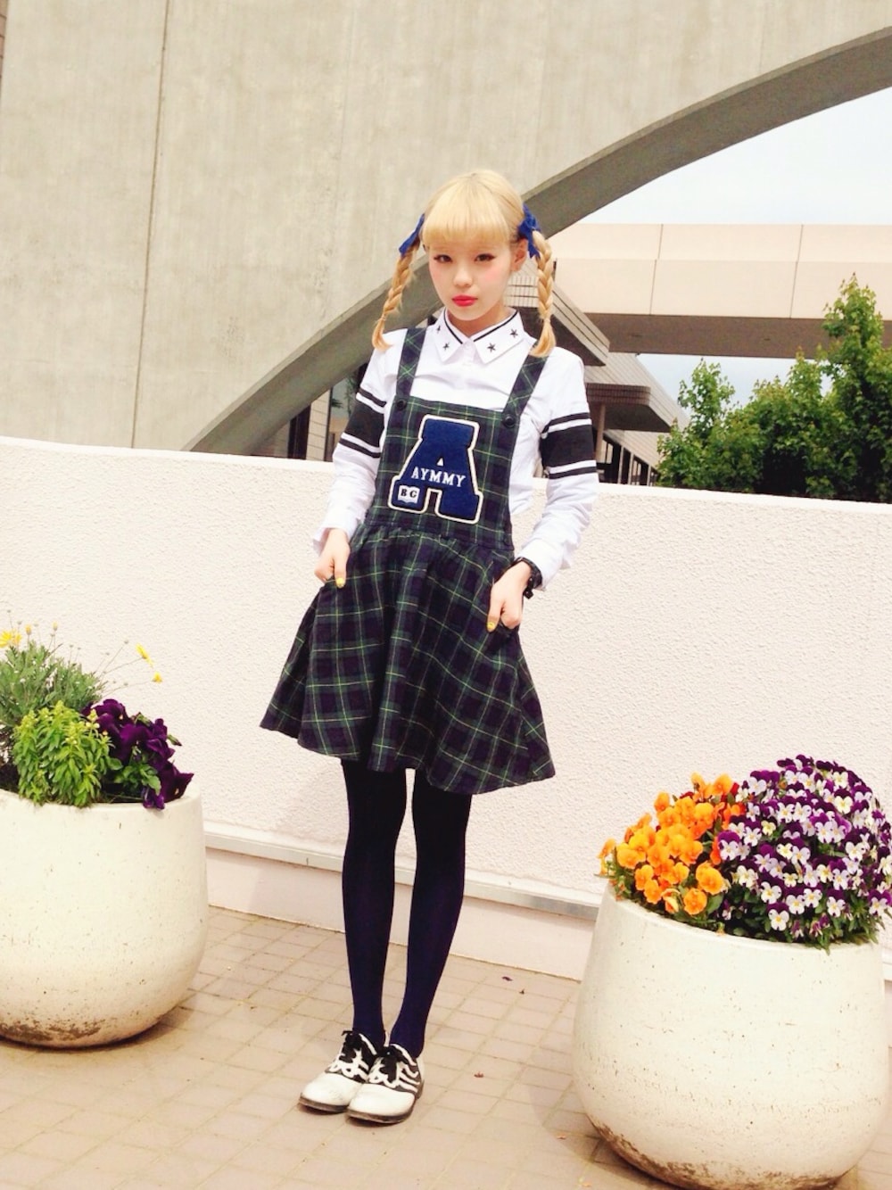 「チェック、シャツ、ペタンコ靴、Aymmy in the batty girls」｜「Aymmy in the batty girlsのDUNCE SHIRTS（トップス、ホワイト系）」を使った、瀬戸あゆみさん（レディース・152cm）の春コーディネートの1枚目の写真