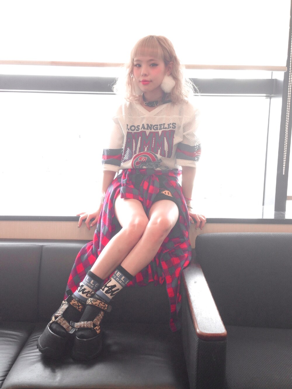 「クラッシュデニム、フットボールTシャツ、メッシュ、チェックシャツ、ガウン、ファー小物、Aymmy in the batty girls、g.v.g.v.、厚底サンダル」｜「Aymmy in the batty girlsのCLISEUM フットボールT（Tシャツ/カットソー、ホワイト系）」を使った、瀬戸あゆみさん（レディース・152cm）の夏コーディネートの1枚目の写真