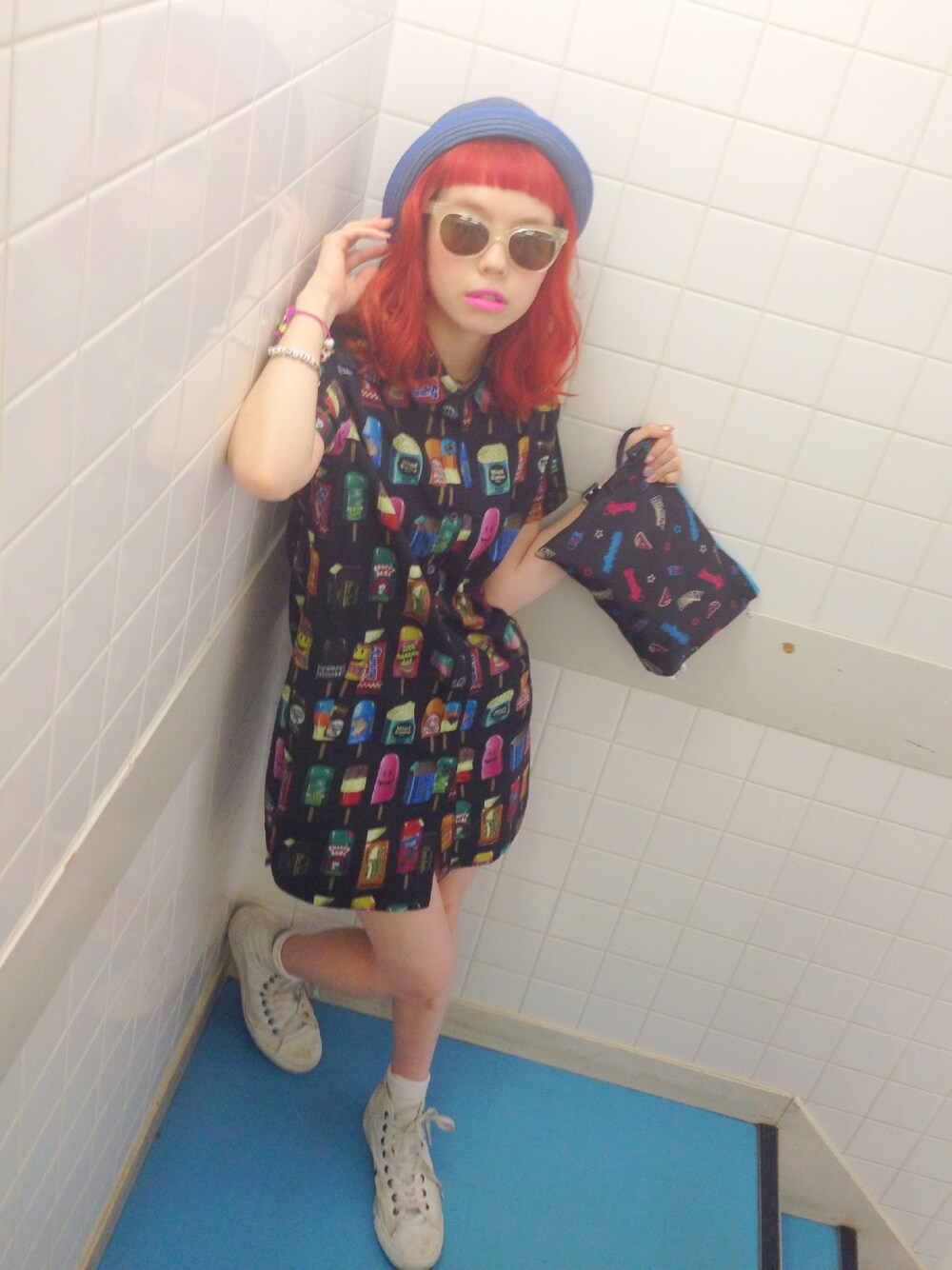 「クラッチバッグ、Aymmy in the batty girls、zipper、シャツワンピ、ストローハット、白いスニーカー」｜「Aymmy in the batty girlsのICE CANDYS シャツワンピース（チュニック、ブラック系）」を使った、瀬戸あゆみさん（レディース・152cm）の夏コーディネートの1枚目の写真