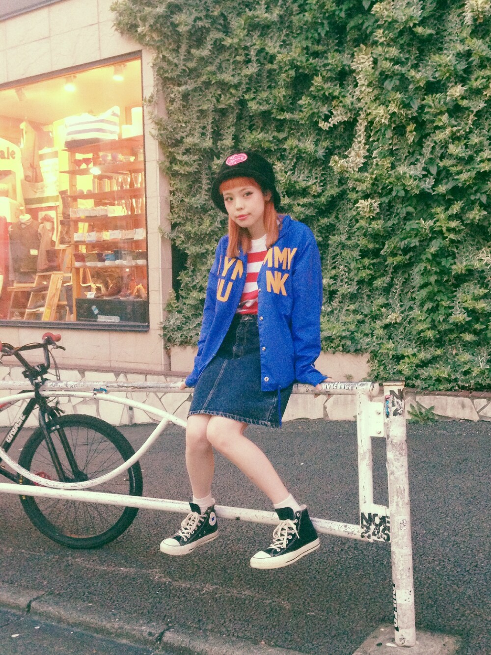 「Aymmy in the batty girls、コーチジャケット、ボーダー、ファー、ハット」｜「Aymmy in the batty girlsのAYMMY JUNK コーチジャケット（ナイロンジャケット、ブルー系）」を使った、瀬戸あゆみさん（レディース・152cm）の秋コーディネートの1枚目の写真