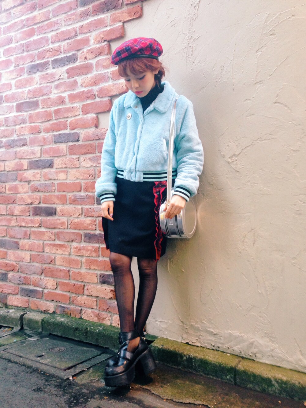 「ファー、チェック、Aymmy in the batty girls、UNDER COVER、黒タートルネック」｜「Aymmy in the batty girlsのSHOOT ハイネックニット（ニット/セーター、ブラック系）」を使った、瀬戸あゆみさん（レディース・152cm）の秋コーディネートの1枚目の写真