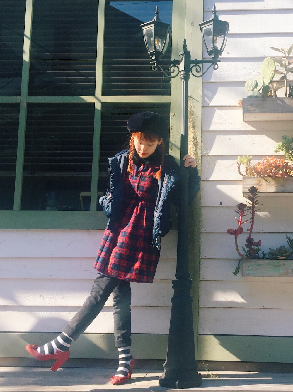 「ヒール×靴下、ボーダーソックス、柄オン柄、ミリタリーアウター、黒スキニー」｜「Aymmy in the batty girlsのNIGHT MARE ファーベレー帽（ハンチング/ベレー帽、ブラック系）」を使った、瀬戸あゆみさん（レディース・152cm）の冬コーディネートの1枚目の写真