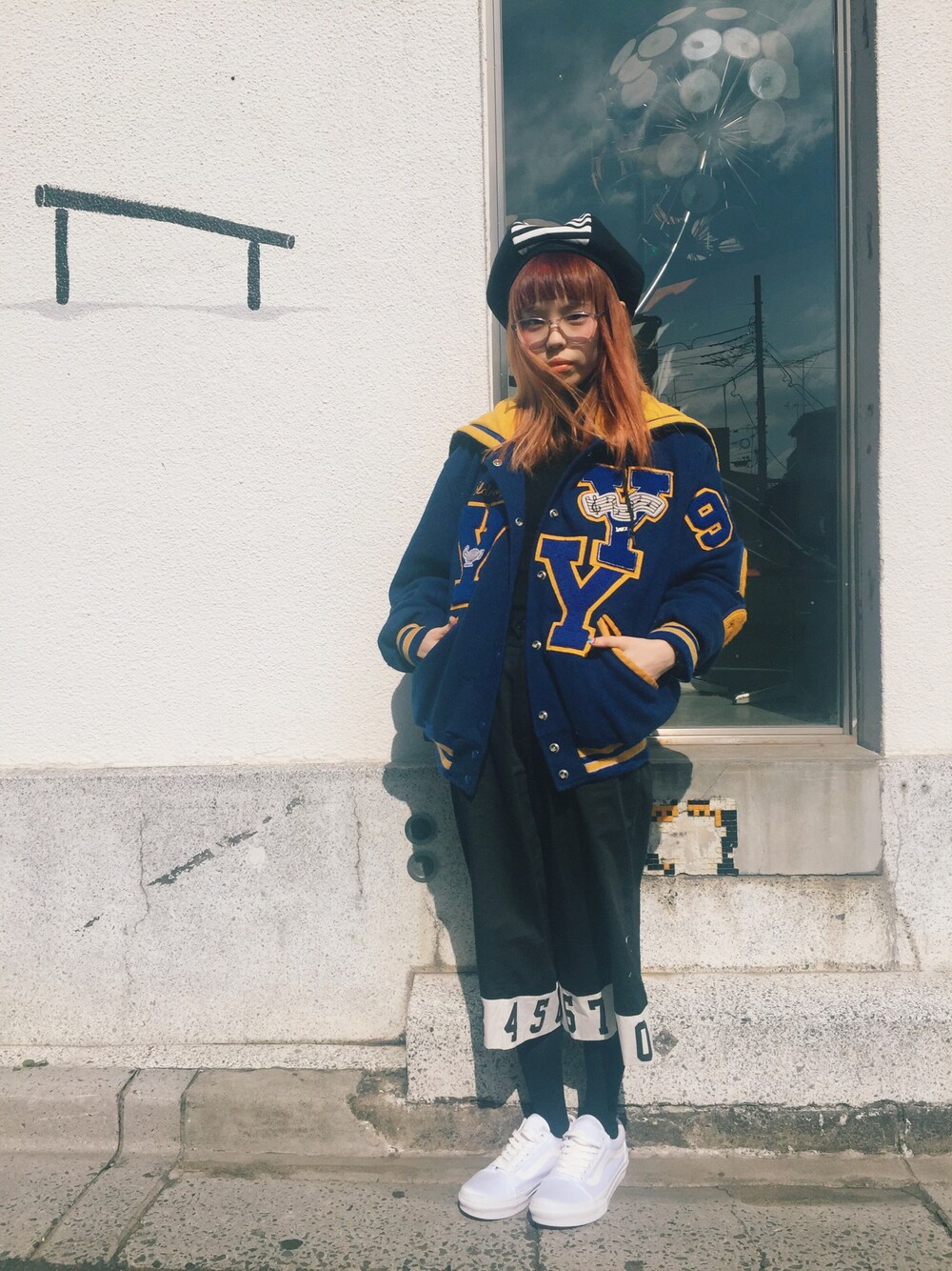 「白いスニーカー、スタジャン、ガウチョパンツ」｜「Aymmy in the batty girlsのNUMBERS ワイドパンツ（その他パンツ、ブラック系）」を使った、瀬戸あゆみさん（レディース・152cm）の春コーディネートの1枚目の写真
