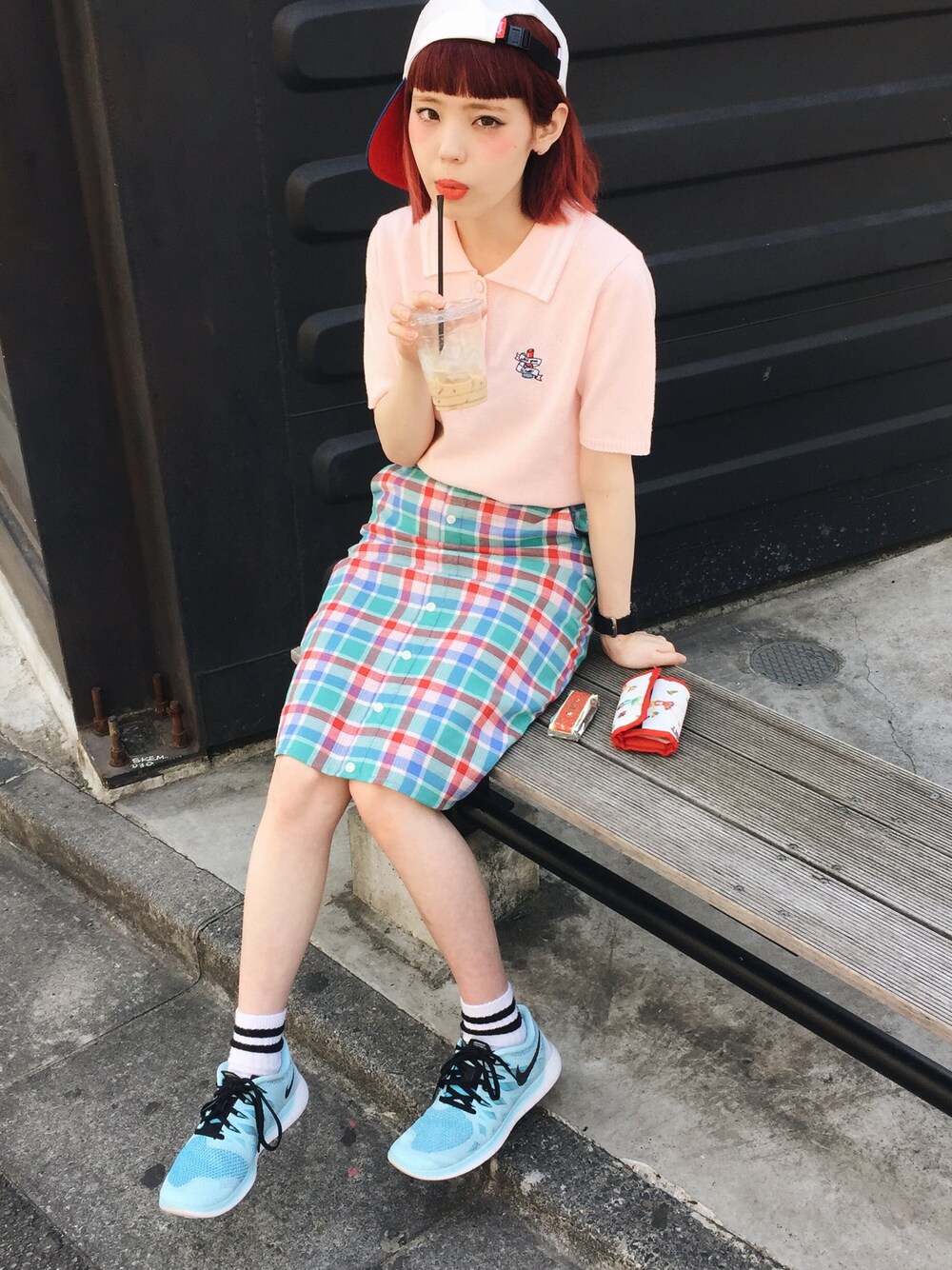 「Aymmy in the batty girls、NIKE、ランニングシューズ、サマーニット、ポロシャツ、ジェットキャップ、チェックスカート」｜「Aymmy in the batty girlsのSANTA MONICA チェックスカート（スカート、グリーン系）」を使った、瀬戸あゆみさん（レディース・152cm）の春コーディネートの1枚目の写真
