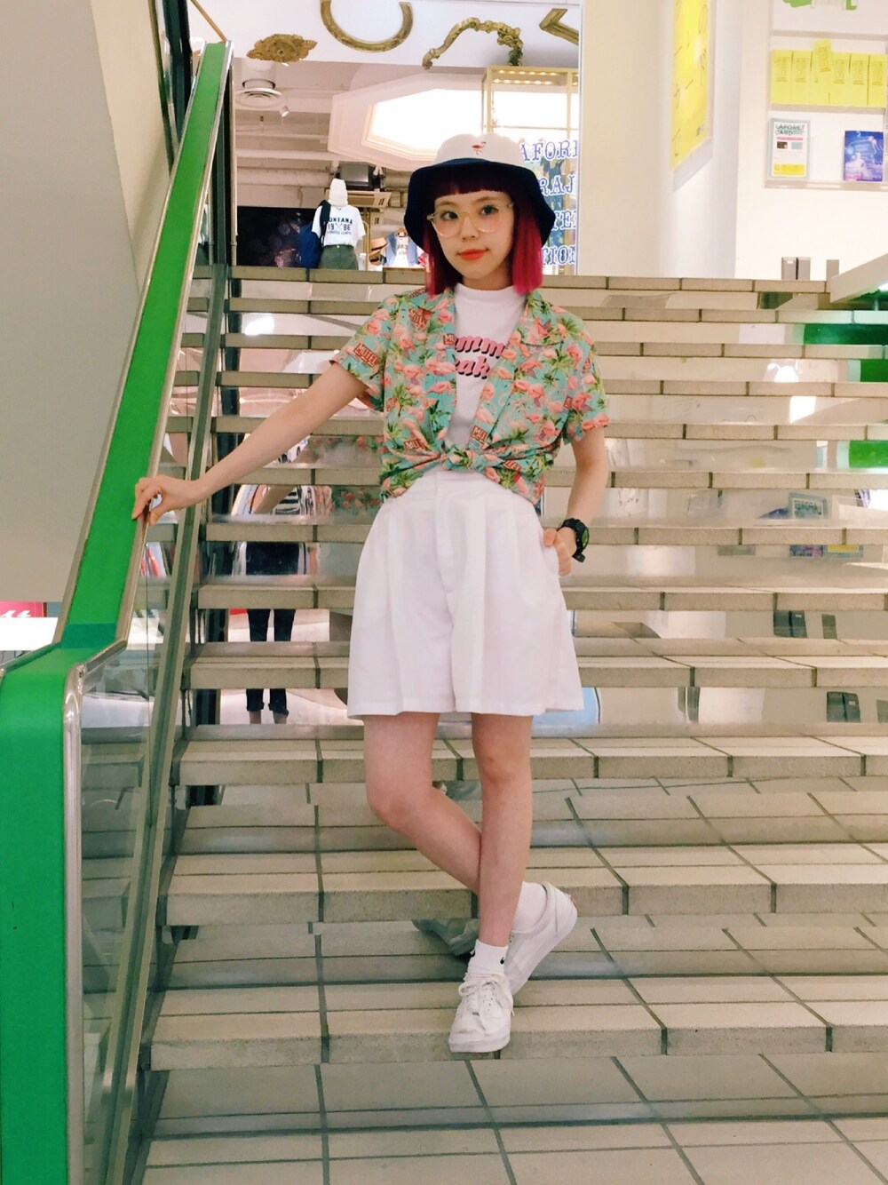 ホワイト系のその他パンツ、グリーン系のシャツ/ブラウス、ホワイト系のTシャツ/カットソーを着用したレディースの夏コーディネートの1枚目の写真