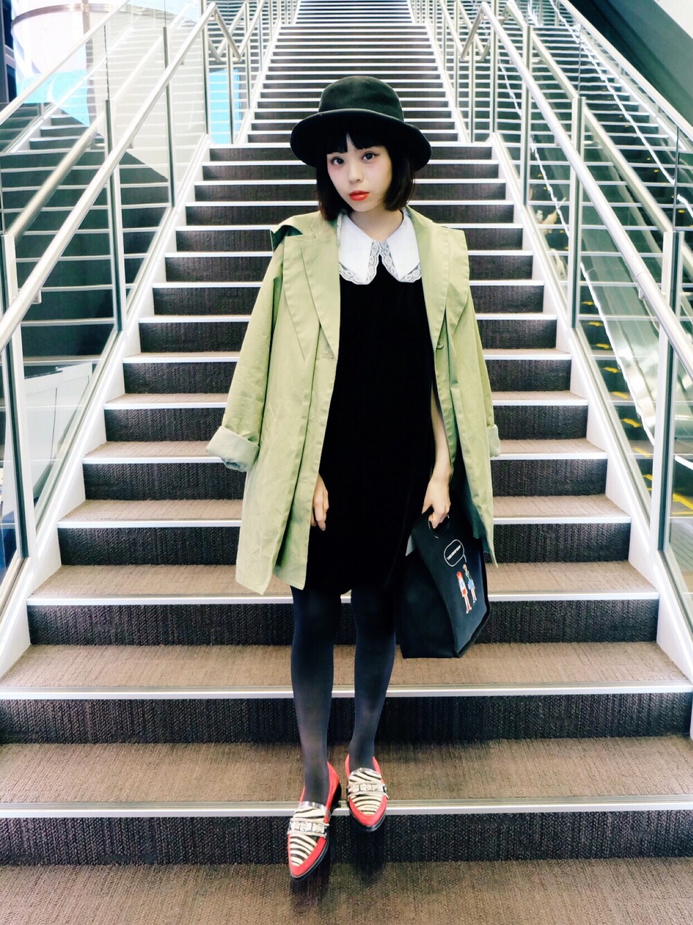 「Aymmy in the batty girls、Fashion week」｜「UNIFのアイテム（ワンピース、ブラック系）」を使った、瀬戸あゆみさん（レディース・152cm）の秋コーディネートの1枚目の写真