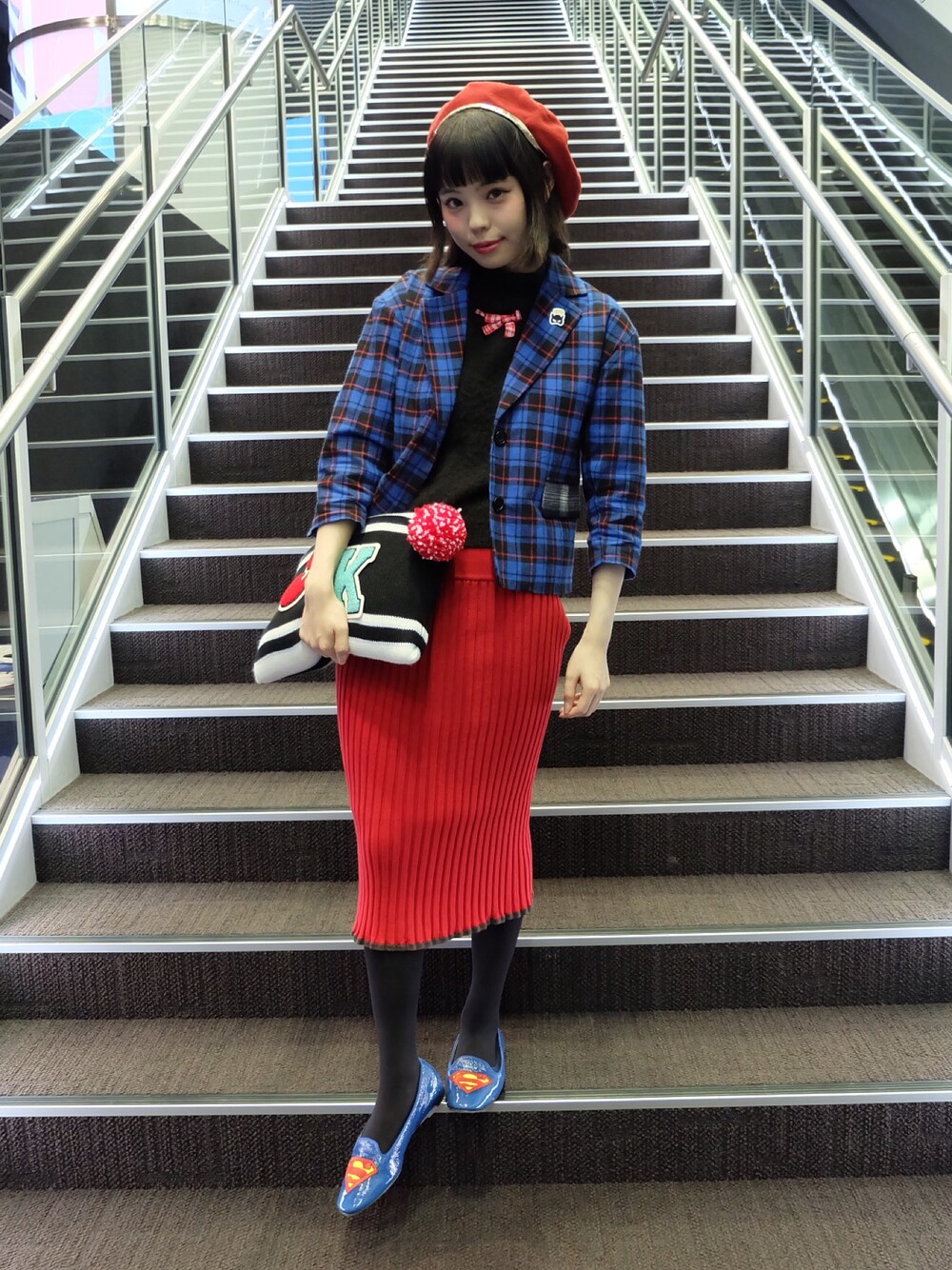「Aymmy in the batty girls、AKANE UTSUNOMIYA、MUVEIL、チェック、テーラードジャケット、赤×青」｜「Aymmy in the batty girlsのGHOST TOWN チェックテーラードジャケット（テーラードジャケット、ブルー系）」を使った、瀬戸あゆみさん（レディース・152cm）の秋コーディネートの1枚目の写真
