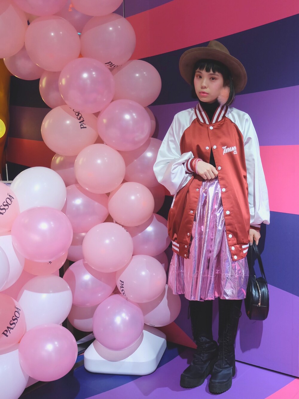 「ピンク、ピンクリップ、Aymmy in the batty girls、CHARLESANASTASE、UNDER COVER」｜「Aymmy in the batty girlsのTHE AYMMYS CLUBビッグサテンスタジャン（スタジャン、レッド系）」を使った、瀬戸あゆみさん（レディース・152cm）の冬コーディネートの1枚目の写真
