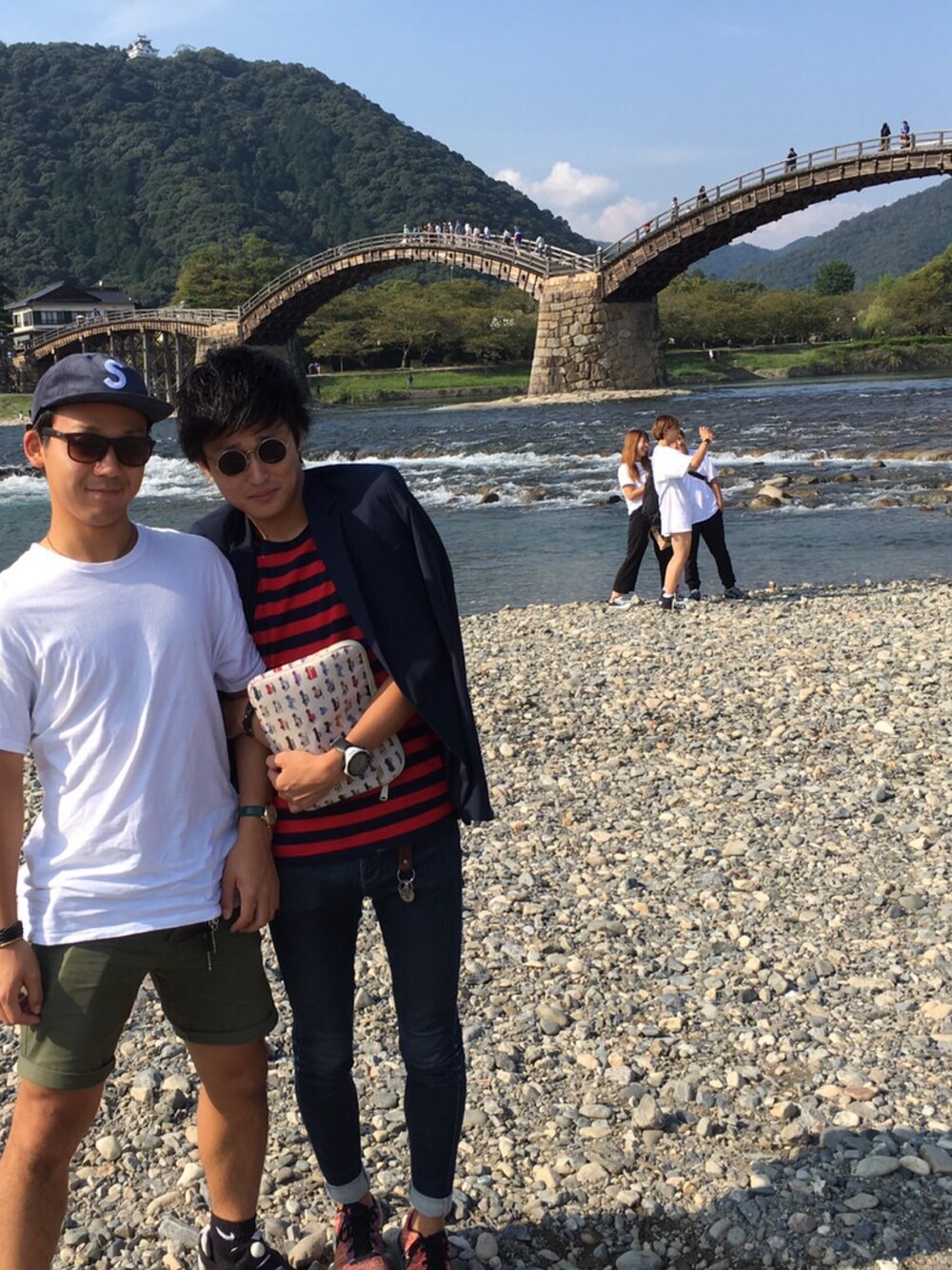 「BEAMSのCHARI&CO NYC×BEAMS / 別注 OWL（サングラス、ブラック系）」を使った、とーもーきさん（メンズ・176cm）の秋コーディネートの1枚目の写真