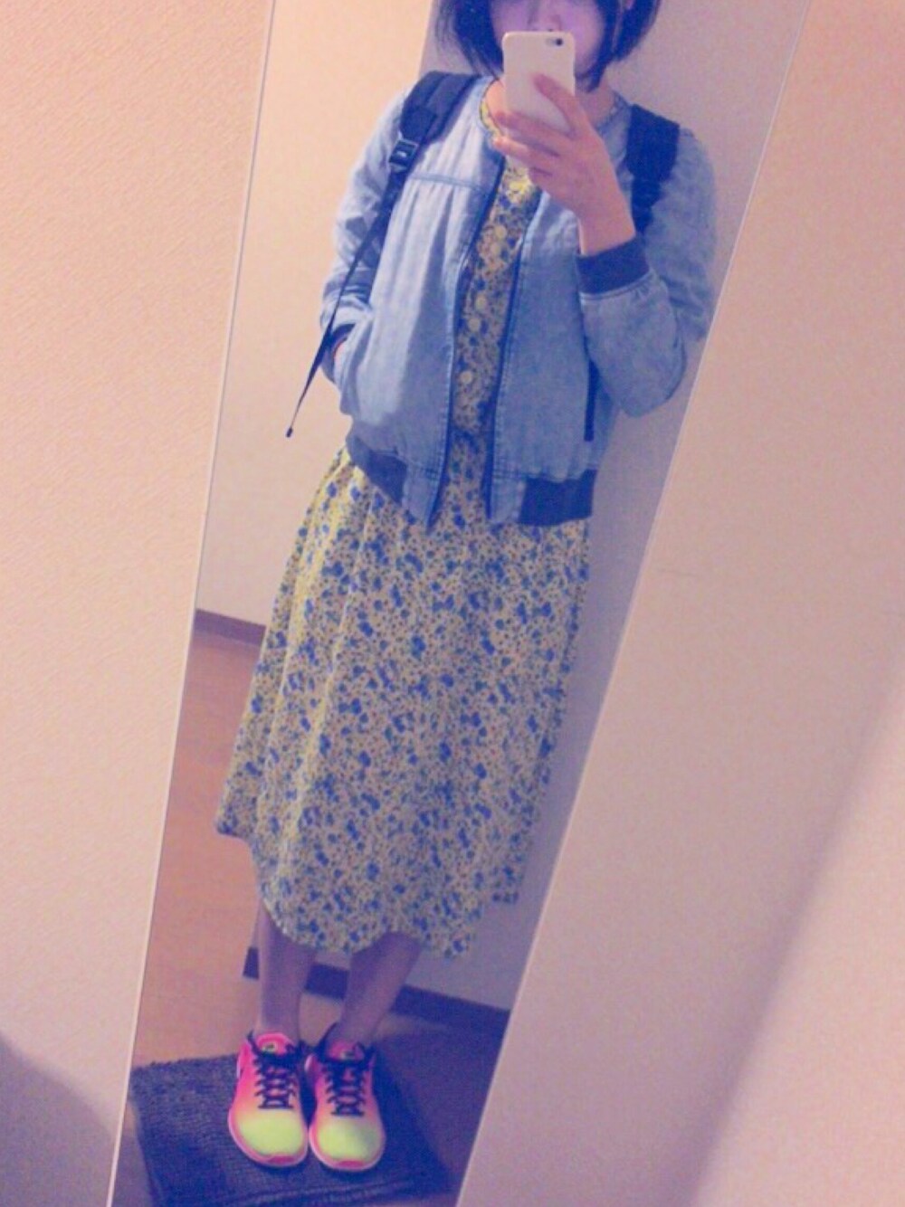 「古着、古着ワンピース、ナイキ」｜「KAYAのアイテム（ワンピース、イエロー系）」を使った、ハルカさん（レディース・158cm）の秋コーディネートの1枚目の写真