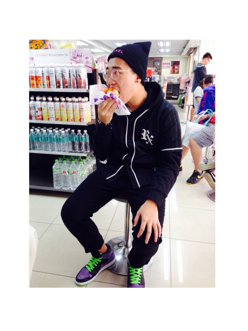 「REMIX、remixtaipei、stussy、COMME des GARCONS、WEARREMIX」｜「REMIXのアイテム（ベスト、ブラック系）」を使った、陳奕豪さん（メンズ・174cm）の秋コーディネートの1枚目の写真