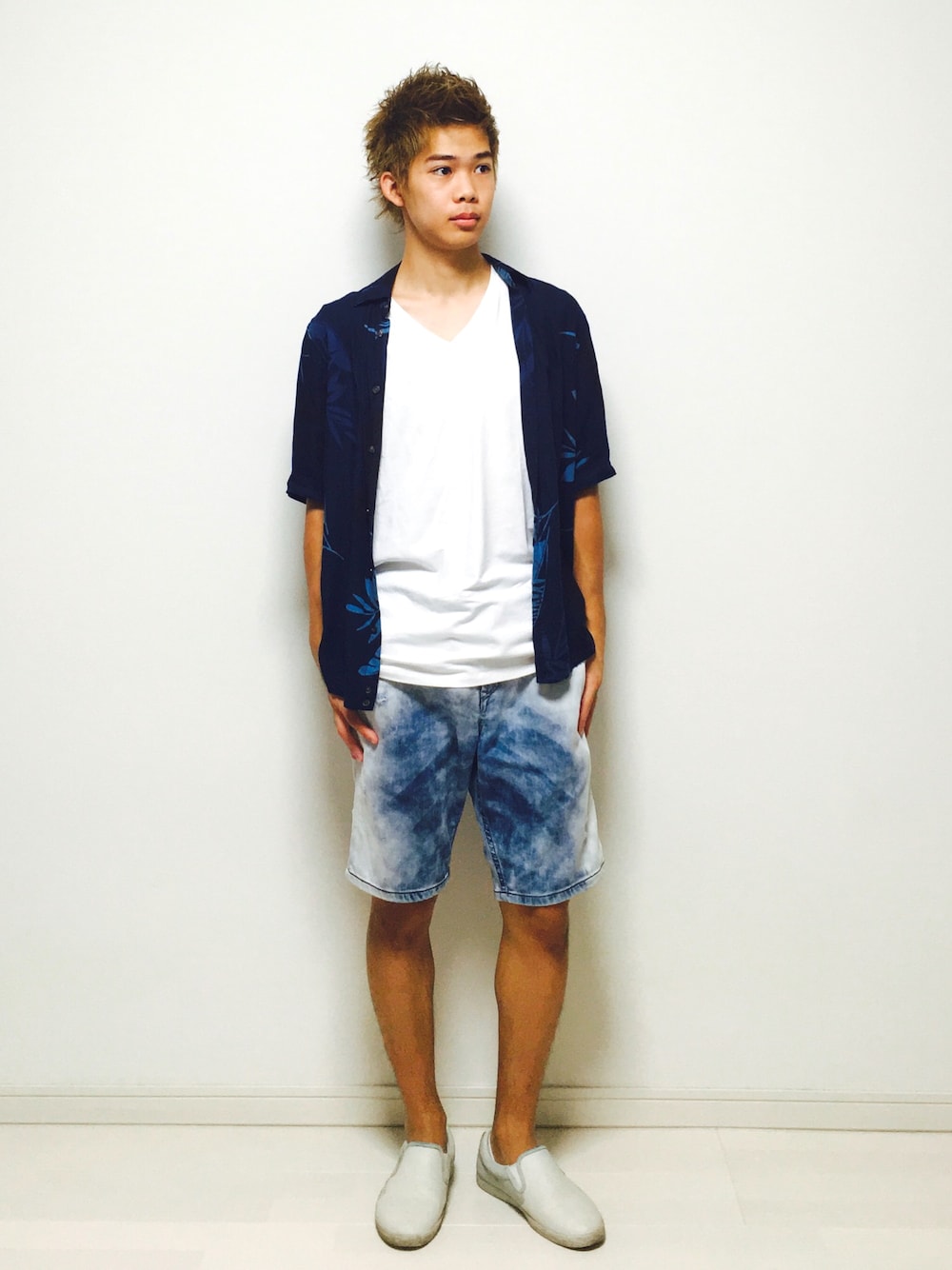 ホワイト系のTシャツ/カットソー、ブルー系のデニムパンツ、ブルー系のシャツ/ブラウスを着用したメンズの夏コーディネートの1枚目の写真