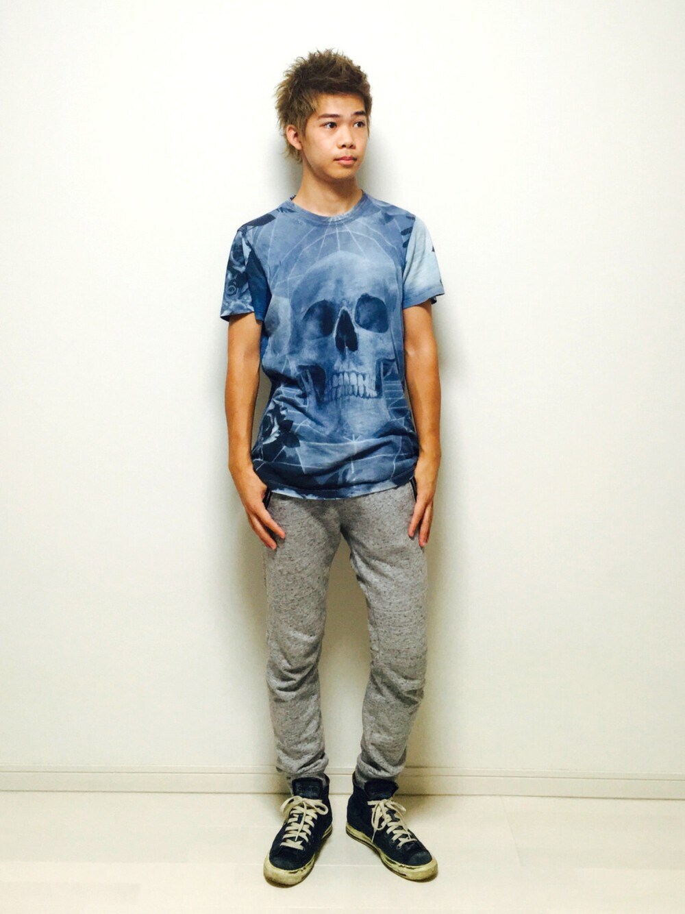 ブルー系のTシャツ/カットソー、グレー系のその他パンツ、ブルー系のスニーカーを着用したメンズの夏コーディネートの1枚目の写真