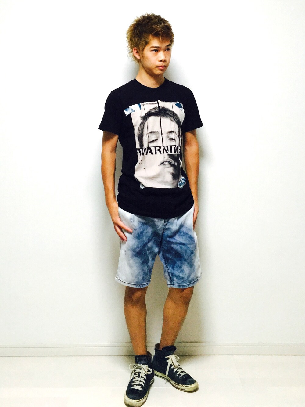 ブラック系のTシャツ/カットソー、ブルー系のデニムパンツ、ブルー系のシューズを着用したメンズの夏コーディネートの1枚目の写真