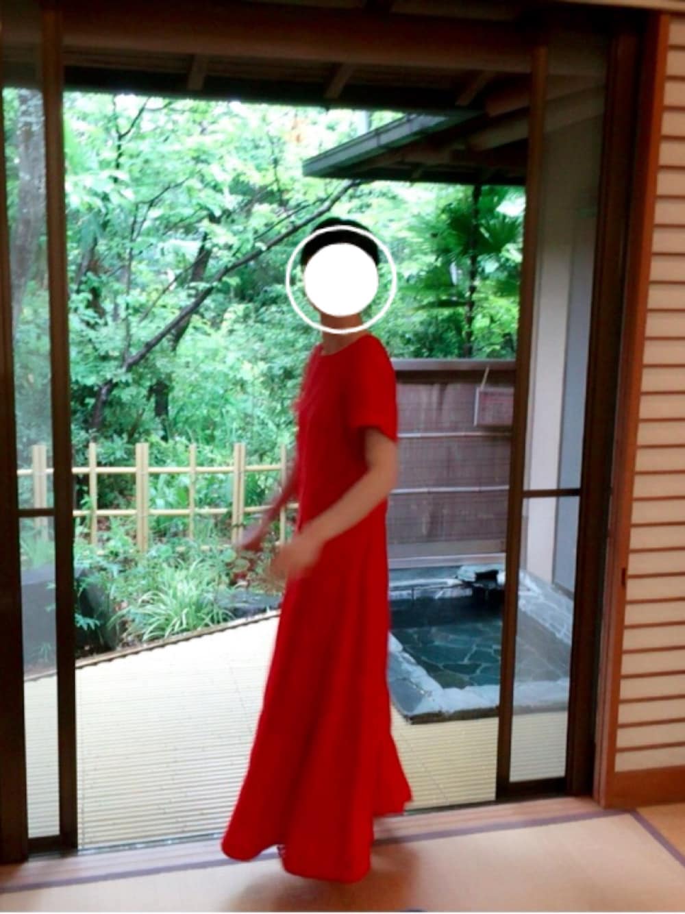 「URBAN RESEARCH DOORS WOMENSのDOORS リネンタックフレアマキシワンピース（ワンピース、レッド系）」を使った、machikoさん（レディース・160cm）の夏コーディネートの1枚目の写真