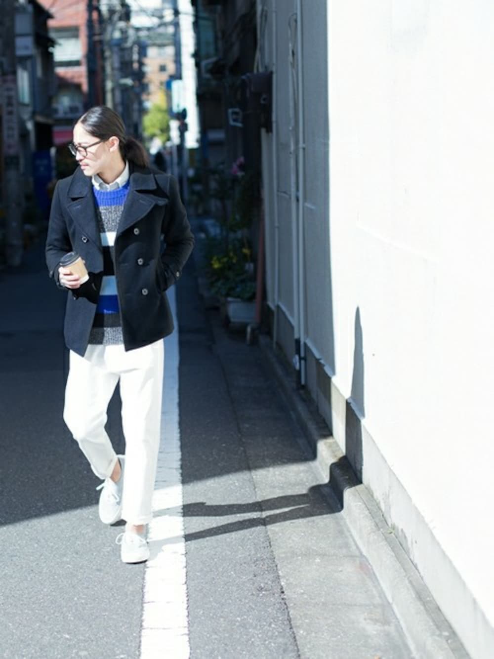 「ピーコート、シップス、ボーダーニット、SHIPS、マリンコーデ、SHIPS JET BLUE、シップスジェットブルー(SHIPS JET BLUE)、青ニット、VANS AUTHENTIC」｜「SHIPS JET BLUEのSHIPS JET BLUE(シップス ジェットブルー): ソリッド/ボーダー アゼアミ クルーネックニット■（ニット/セーター、ブルー系）」を使った、安本さん（メンズ・170cm）の冬コーディネートの1枚目の写真