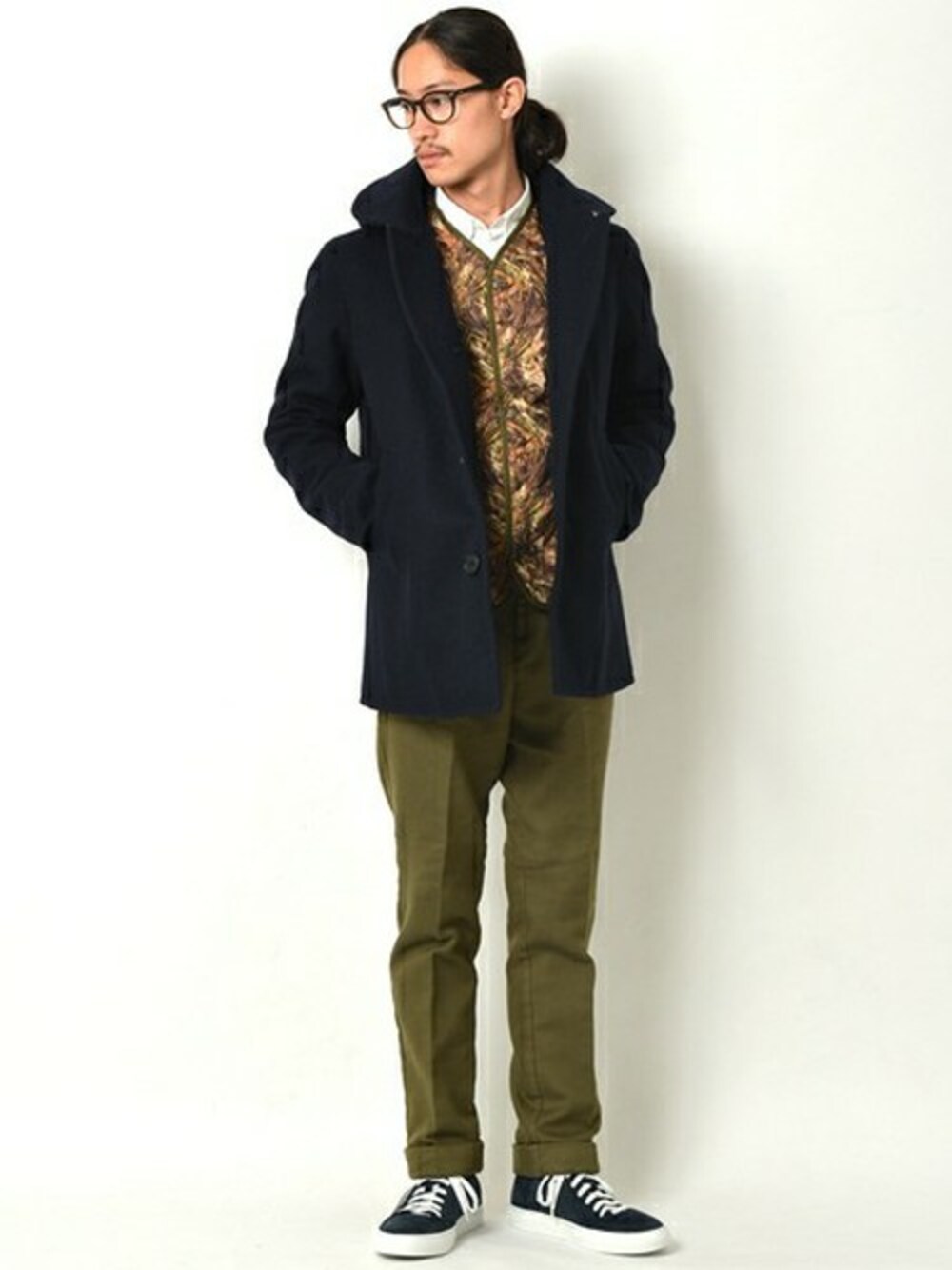 「ピーコート、シップス、SHIPS、スエードシューズ、スナッグパック、Snugpak、BARNSTORMER」｜「SnugpakのSHIPS Manufacturing By Snugpak(スナッグパック): 【LIBERTY×PARATEX】リバーシブル インナーカーディガン（ダウンジャケット/コート、グリーン系）」を使った、安本さん（メンズ・170cm）の冬コーディネートの1枚目の写真