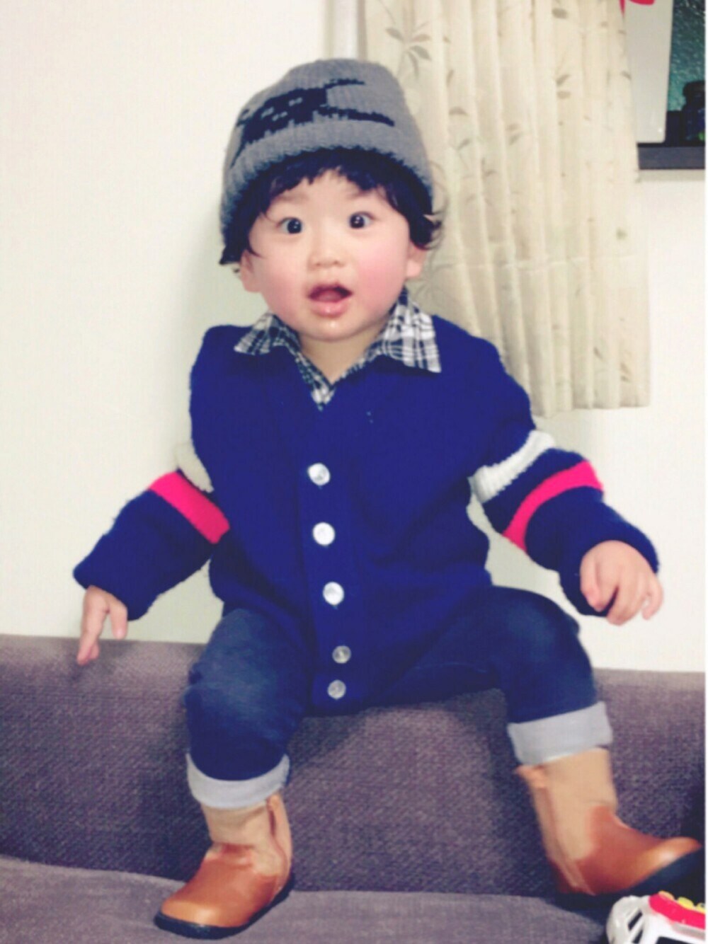 「キッズファッション、ブーツ、デニムパンツ、ネルシャツ、カーディガン、UNIQLO、ニット帽、秋冬、おとこのこ、一歳」｜「Leeのアイテム（カーディガン/ボレロ、ブルー系）」を使った、たいぺーさん（キッズ・90cm）の秋コーディネートの1枚目の写真