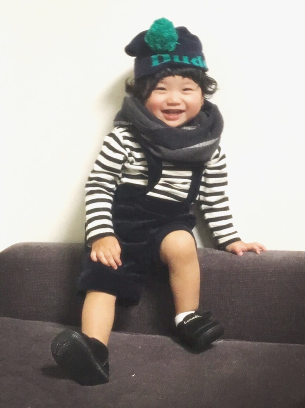 「おとこのこ、GAP、冬、キッズファッション、カジュアル、マフラーぐるぐる、休日スタイル、オーバーオール、笑顔、kids」｜「COMME CA ISMのアイテム（Tシャツ/カットソー、ブラック系）」を使った、たいぺーさん（キッズ・90cm）の冬コーディネートの1枚目の写真