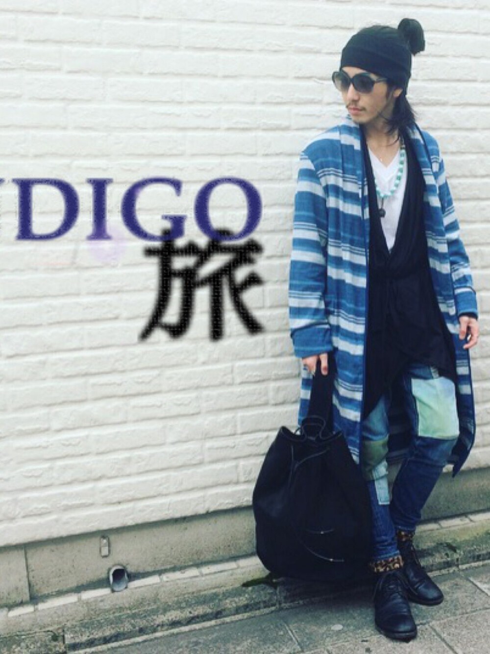 ブルー系のその他アウター、ブラック系のショルダーバッグ、ブラック系のブーツを着用したメンズの春コーディネートの1枚目の写真