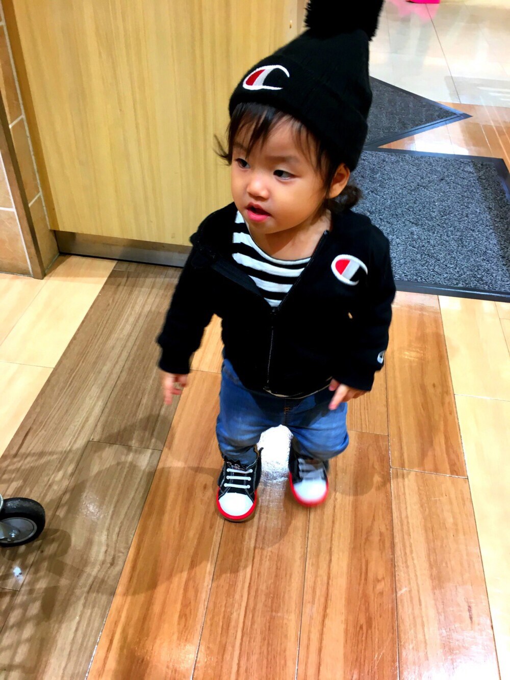 「ニット帽、男の子みたいな、女の子です、チャンピオン」｜「Championのアイテム（パーカー、ブラック系）」を使った、Co_Co19さん（キッズ・80cm）の秋コーディネートの1枚目の写真