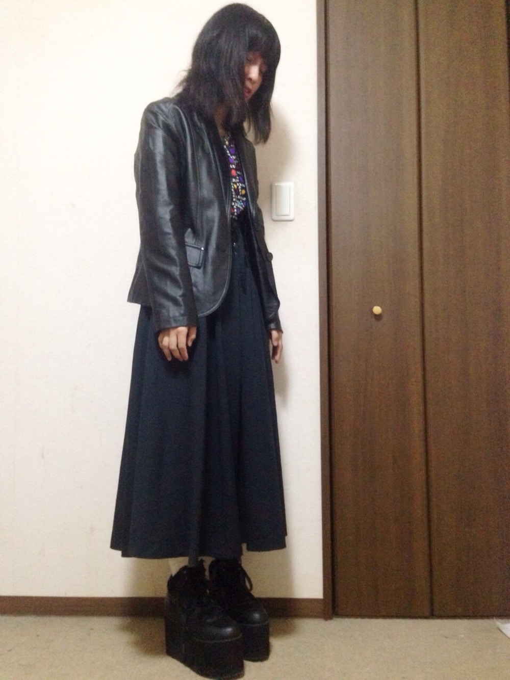 「古着、レザージャケット、yru、厚底、モノトーン、黒コーデ、モード モノトーン 古着、モード」｜「USEDのアイテム（シャツ/ブラウス、その他）」を使った、nozomikoさん（レディース・165cm）の秋コーディネートの1枚目の写真