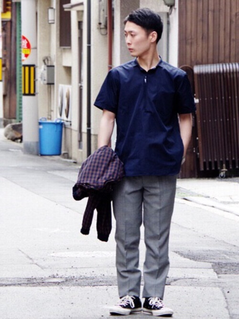 「スラックス、グレー、tim.、Scye、converse、velista、UMIT BENAN、2015ss」｜「tim.のアイテム（シャツ/ブラウス、ブルー系）」を使った、kodai_nakanoさん（メンズ・168cm）の春コーディネートの1枚目の写真