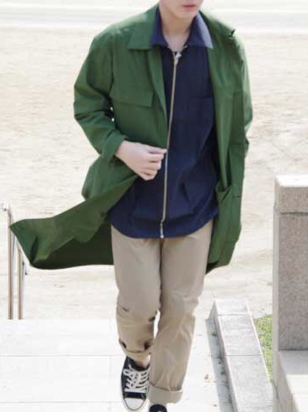 「umit benanのアイテム（トレンチコート、グリーン系）」を使った、kodai_nakanoさん（メンズ・168cm）の春コーディネートの1枚目の写真