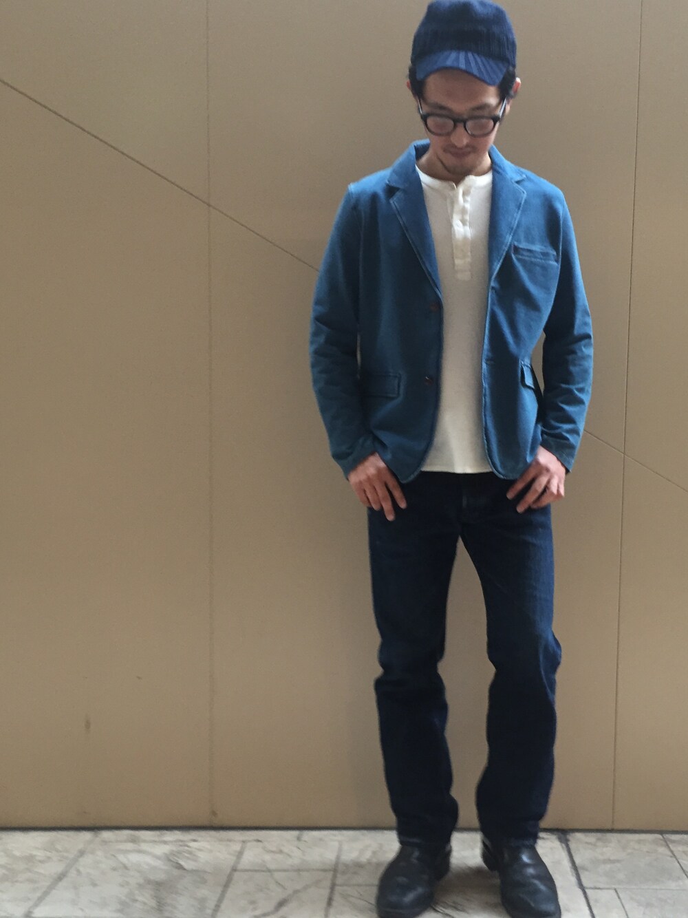 「ドゥニーム、Denime、春コーデ、春ジャケット、ジャケット、テーラードジャケット、ニットキャップ、インディゴ、カットデニム、XX」｜「DenimeのCUTDENIM JACKET（テーラードジャケット、ブルー系）」を使った、Denime MOP滋賀竜王店さん（メンズ・178cm）の春コーディネートの1枚目の写真