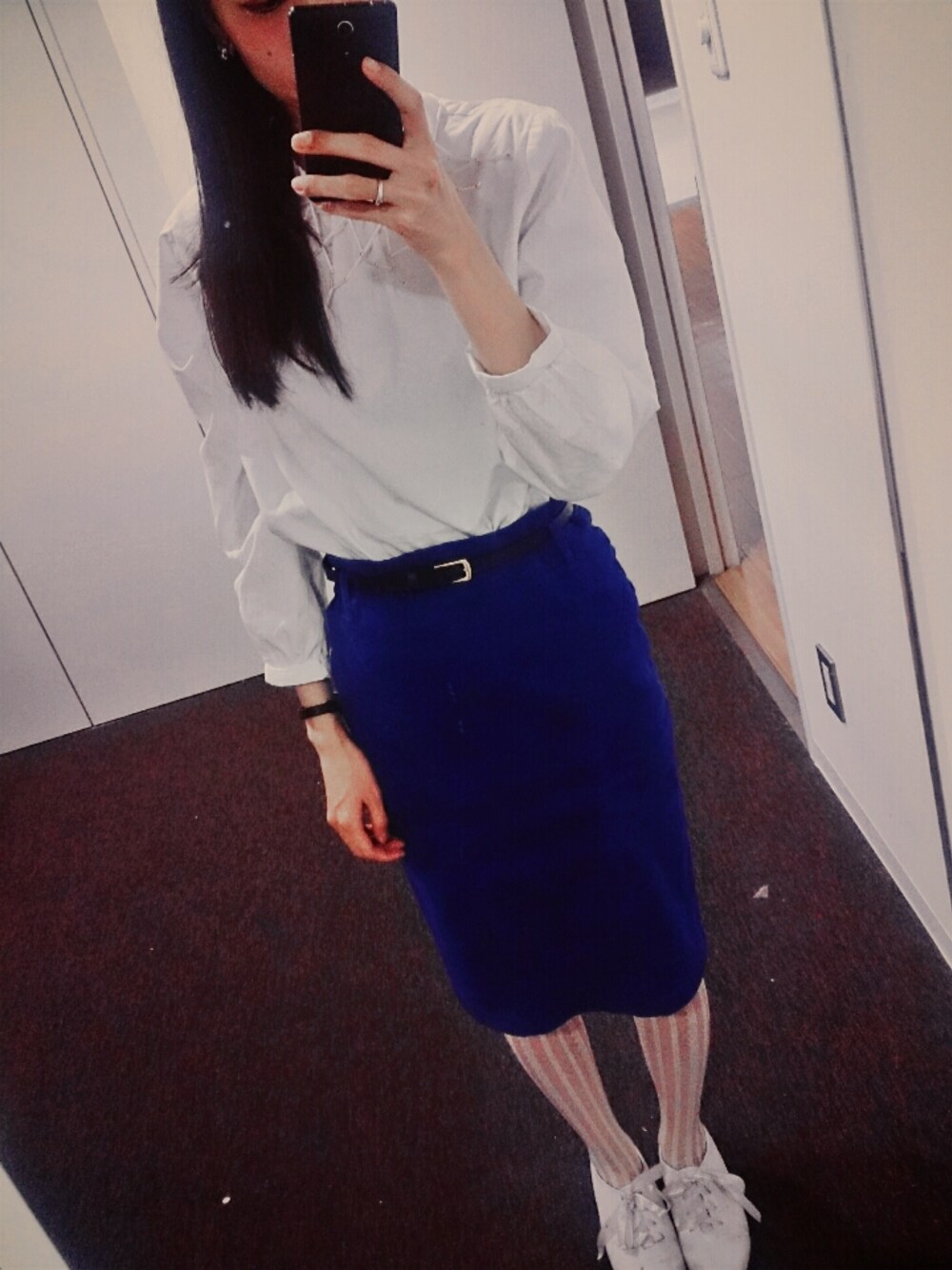 ホワイト系のイヤリングを着用したレディースの春コーディネートの1枚目の写真