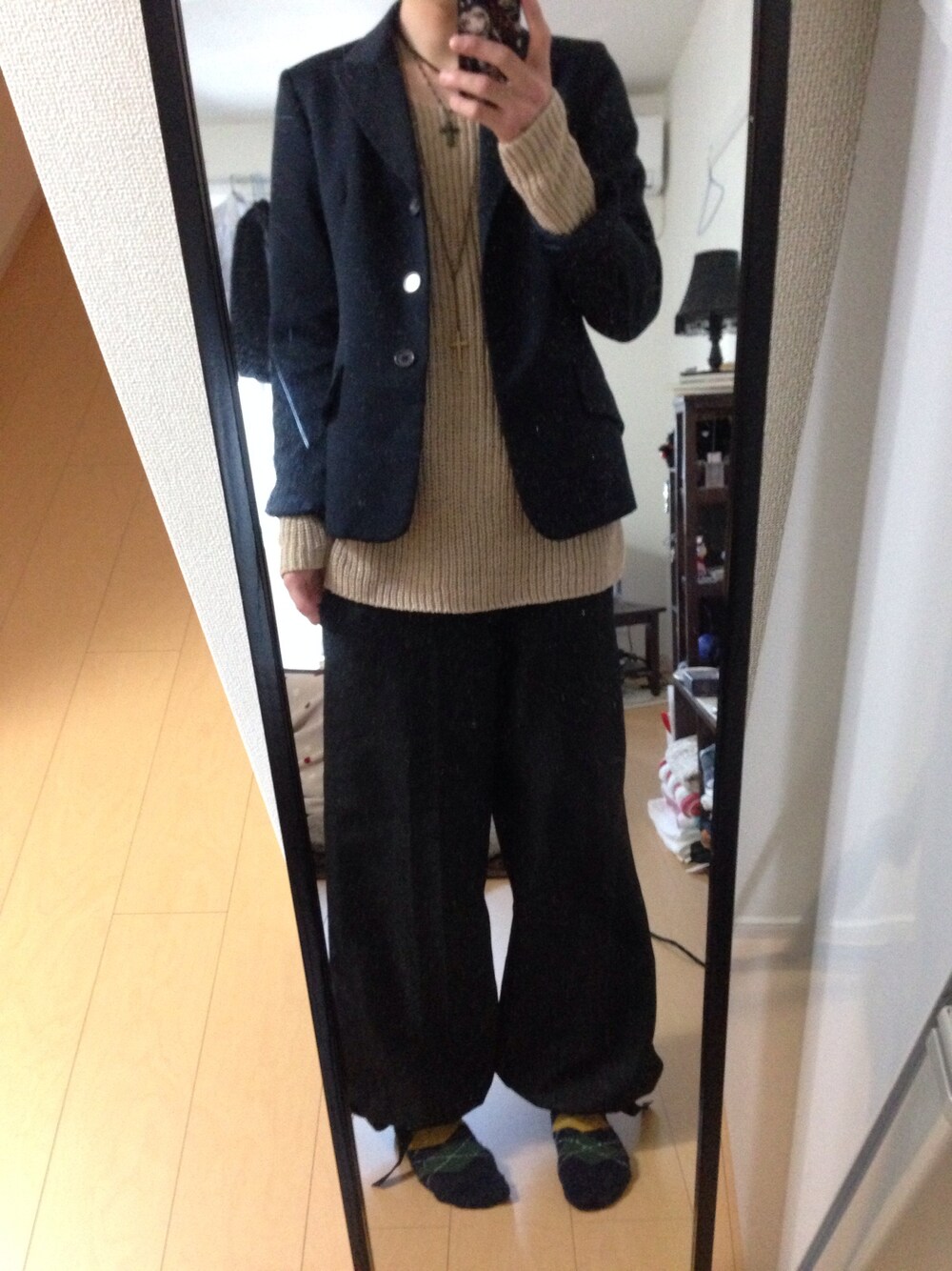 ブラック系のその他パンツ、ベージュ系のニット/セーター、ブラック系のテーラードジャケットを着用したメンズの夏コーディネートの1枚目の写真