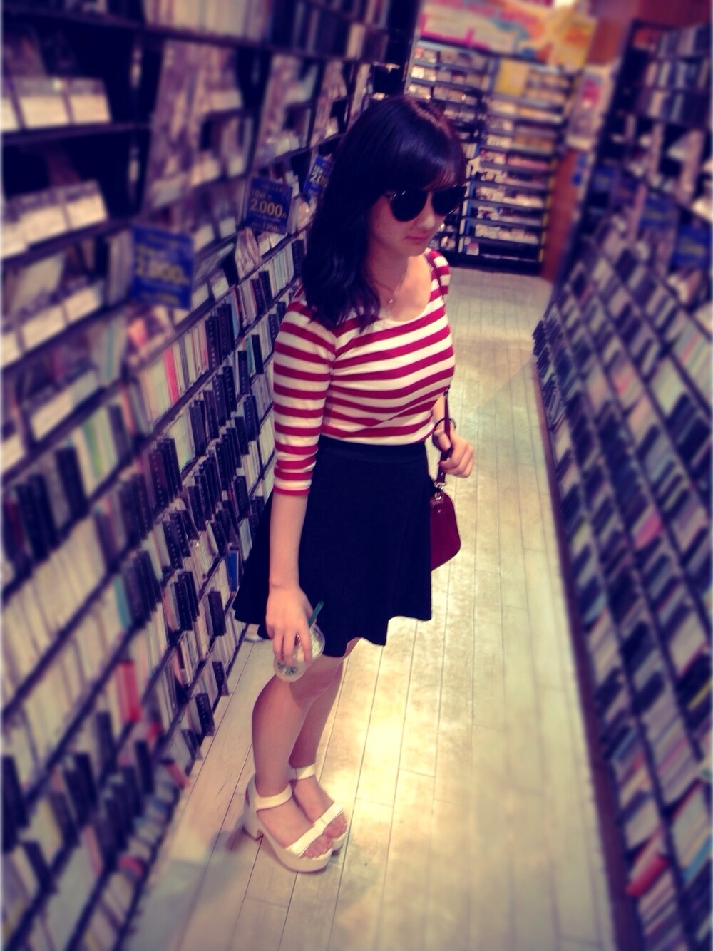 「#黒、＃ボーダー、＃スカート、#白、#サンダル、#赤×白」｜「ESPERANZAのダブルベルト厚底サンダル（サンダル、ホワイト系）」を使った、manamanaさん（レディース・157cm）の春コーディネートの1枚目の写真