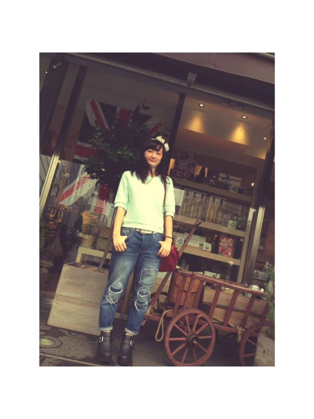 「ショートブーツ、ボーイフレンドデニム、ミントグリーン、flower、クロップドトップス、Boyfriend Jeans」｜「アイテム（ブーツ、ブラック系）」を使った、manamanaさん（レディース・157cm）の夏コーディネートの1枚目の写真