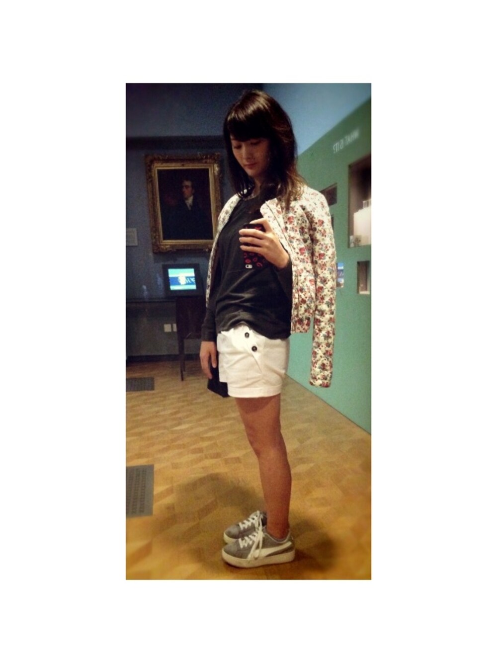 「Flower pattern、flower、花柄、ジャケット、jacket 、Bershka、PUMA、秋のコーデ、LONDON、ロンドン」｜「PUMAのアイテム（スニーカー、グレー系）」を使った、manamanaさん（レディース・157cm）の秋コーディネートの1枚目の写真