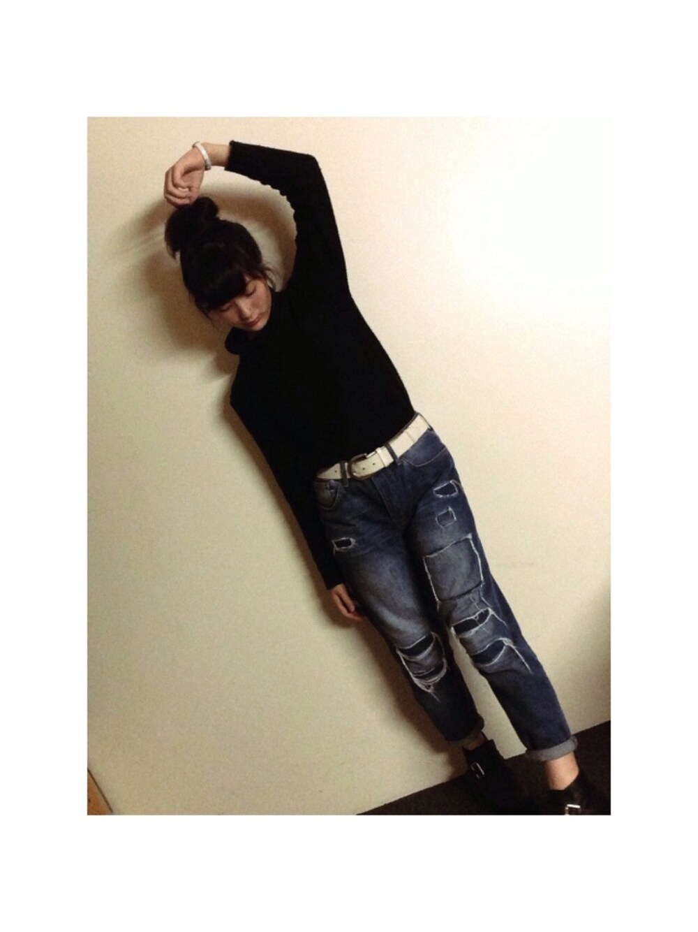 「タートルネック、タートルネックニット、black、ボーイフレンドデニム、Boyfriend Jeans、H&M、TOPSHOP、おだんごヘアー、デニム×ヒール」｜「TOPSHOPのBoyfriend denim pants（デニムパンツ、ブルー系）」を使った、manamanaさん（レディース・157cm）の秋コーディネートの1枚目の写真