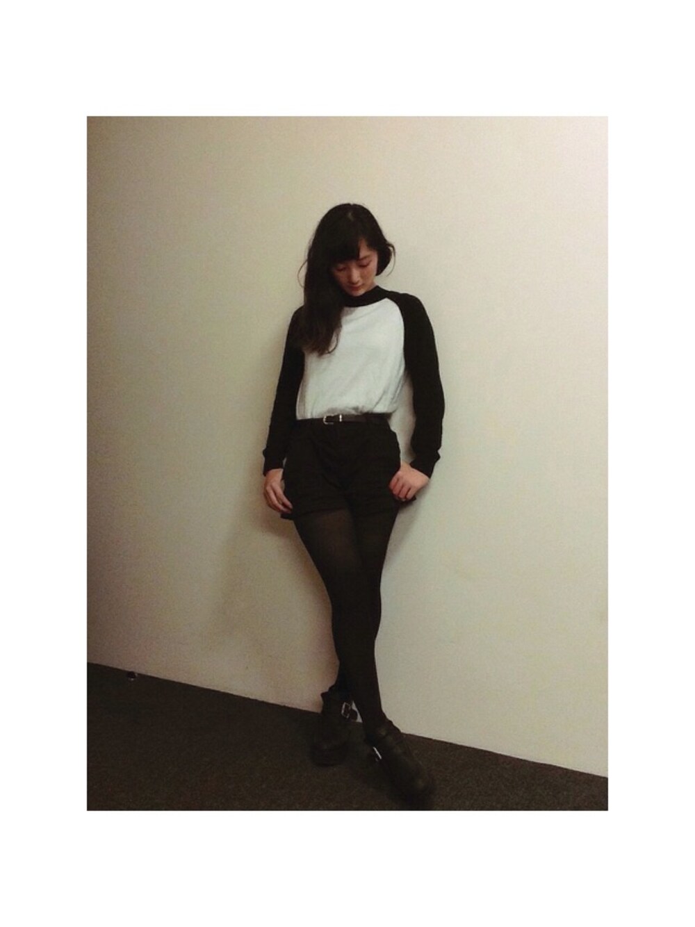 「black and white、白黒、白黒コーデ、H&M、ニット、ショートパンツ、ウエストイン、ショートブーツ、プラットフォーム、LONDON」｜「H&Mのblack&white knit tops（ニット/セーター、その他）」を使った、manamanaさん（レディース・157cm）の秋コーディネートの1枚目の写真