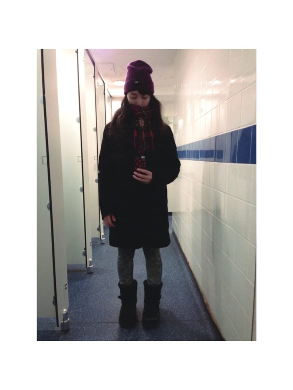 「ZARA、jeggings、ジェギンス、UGG、urban outfitters、黒コート、黒、ニット帽、beanie、2014年、ラストWEAR」｜「ZARAのjeggings（その他パンツ、ブルー系）」を使った、manamanaさん（レディース・157cm）の冬コーディネートの1枚目の写真
