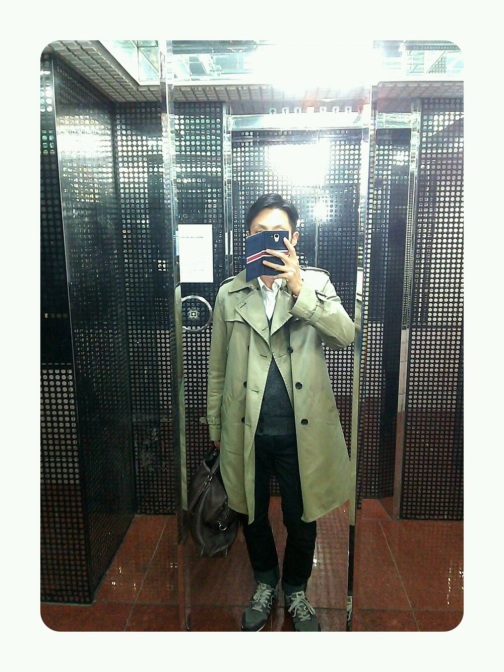 グリーン系のジャケット/アウターを着用したメンズの春コーディネートの1枚目の写真