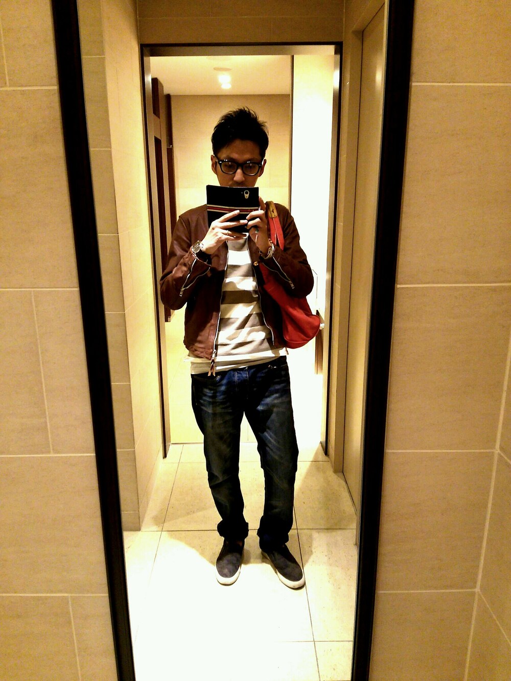 グリーン系のトップスを着用したメンズの春コーディネートの1枚目の写真