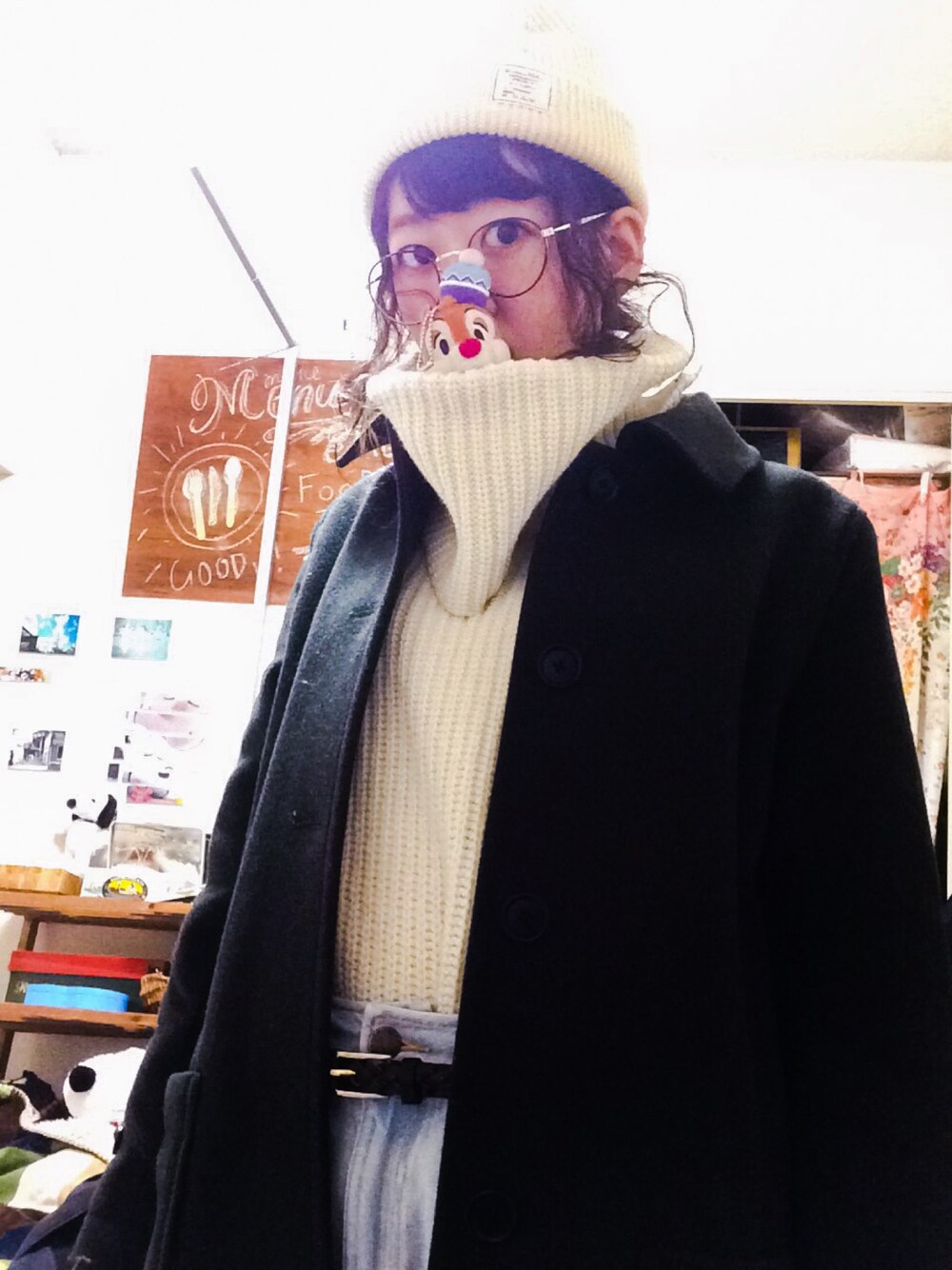 ホワイト系のニット/セーター、グリーン系のその他アウター、ブルー系のデニムパンツを着用したレディースの冬コーディネートの1枚目の写真